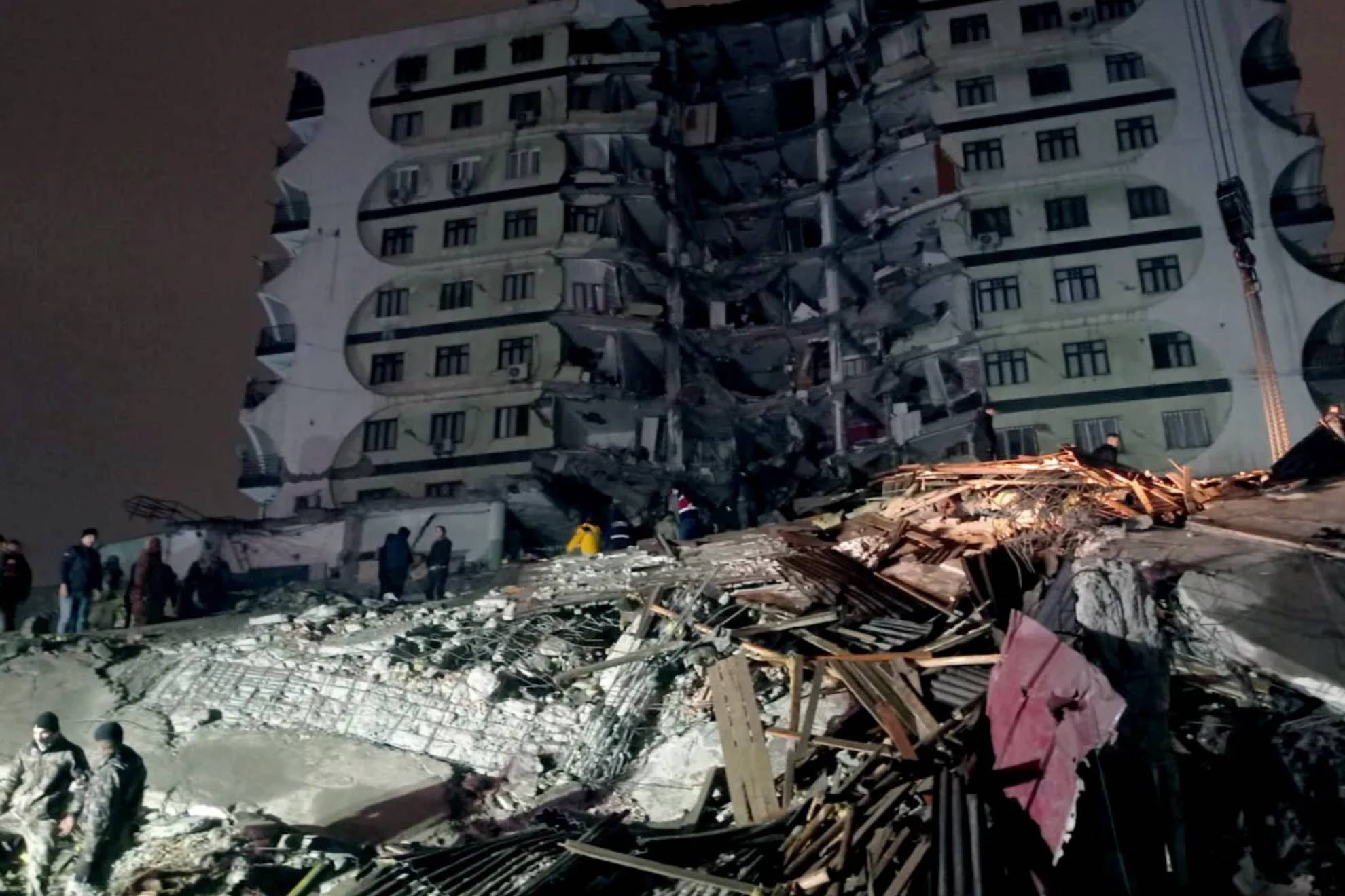 Terremoto de 7.8 grados deja muertos y heridos en Turqu�a