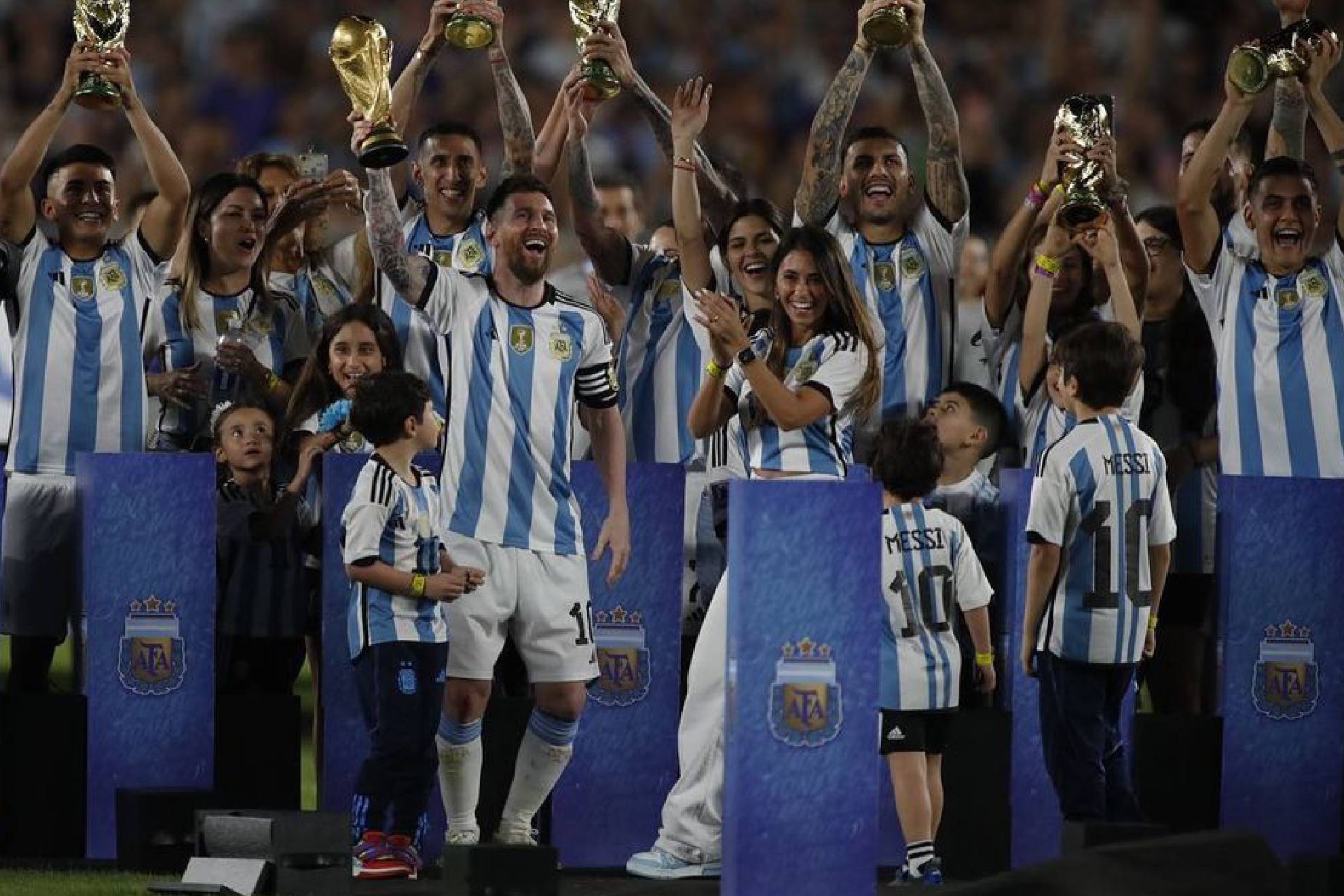Antonela Roccuzzo estuvo presente en los festejos de Argentina