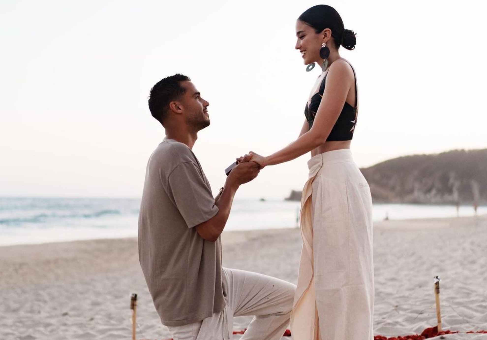 Reyes se comprometi� con su novia en la playa.