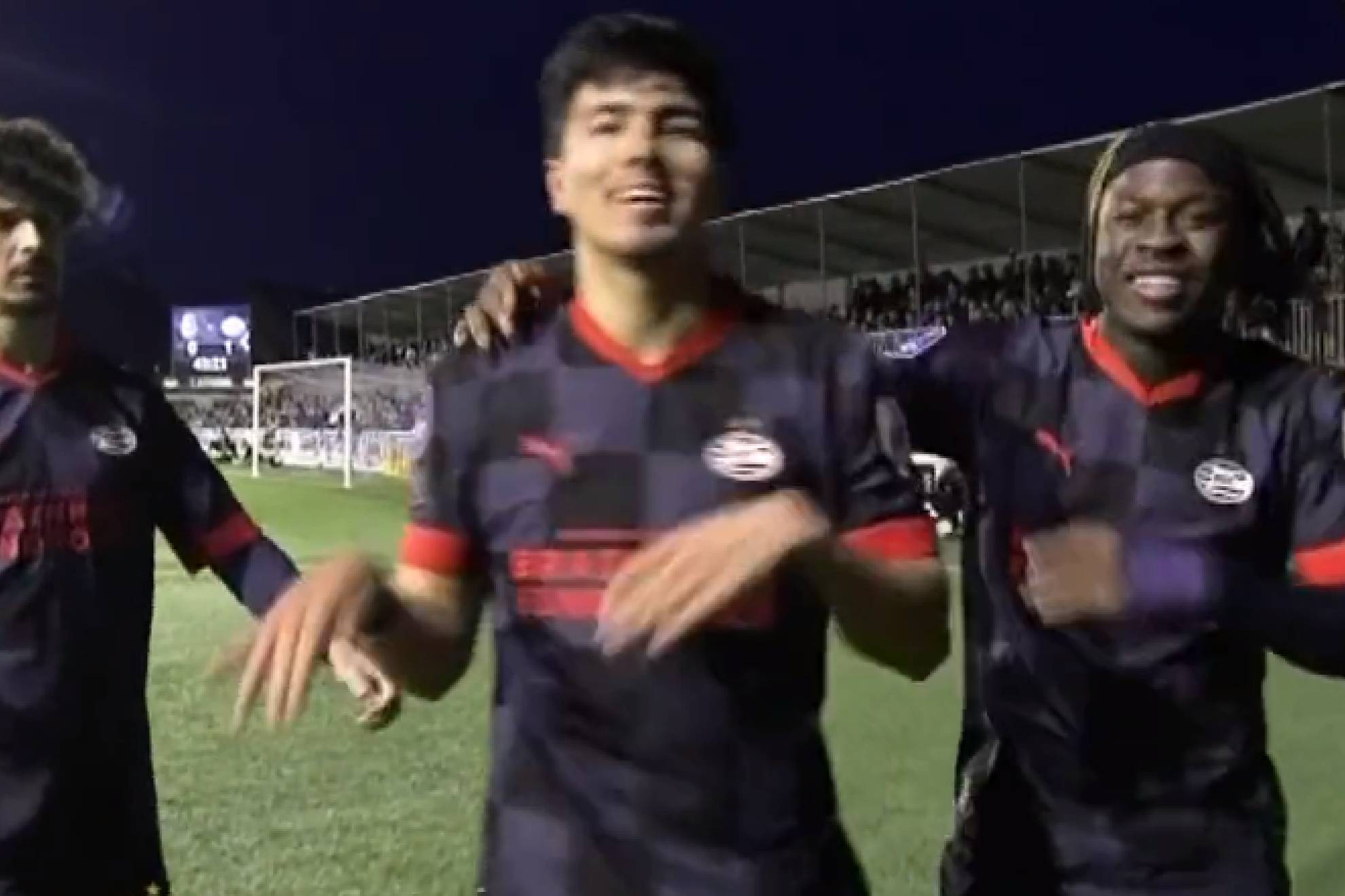 Gol de Erick Guti�rrez, con festejo a lo Merlina, lleva al PSV a la Final de la copa
