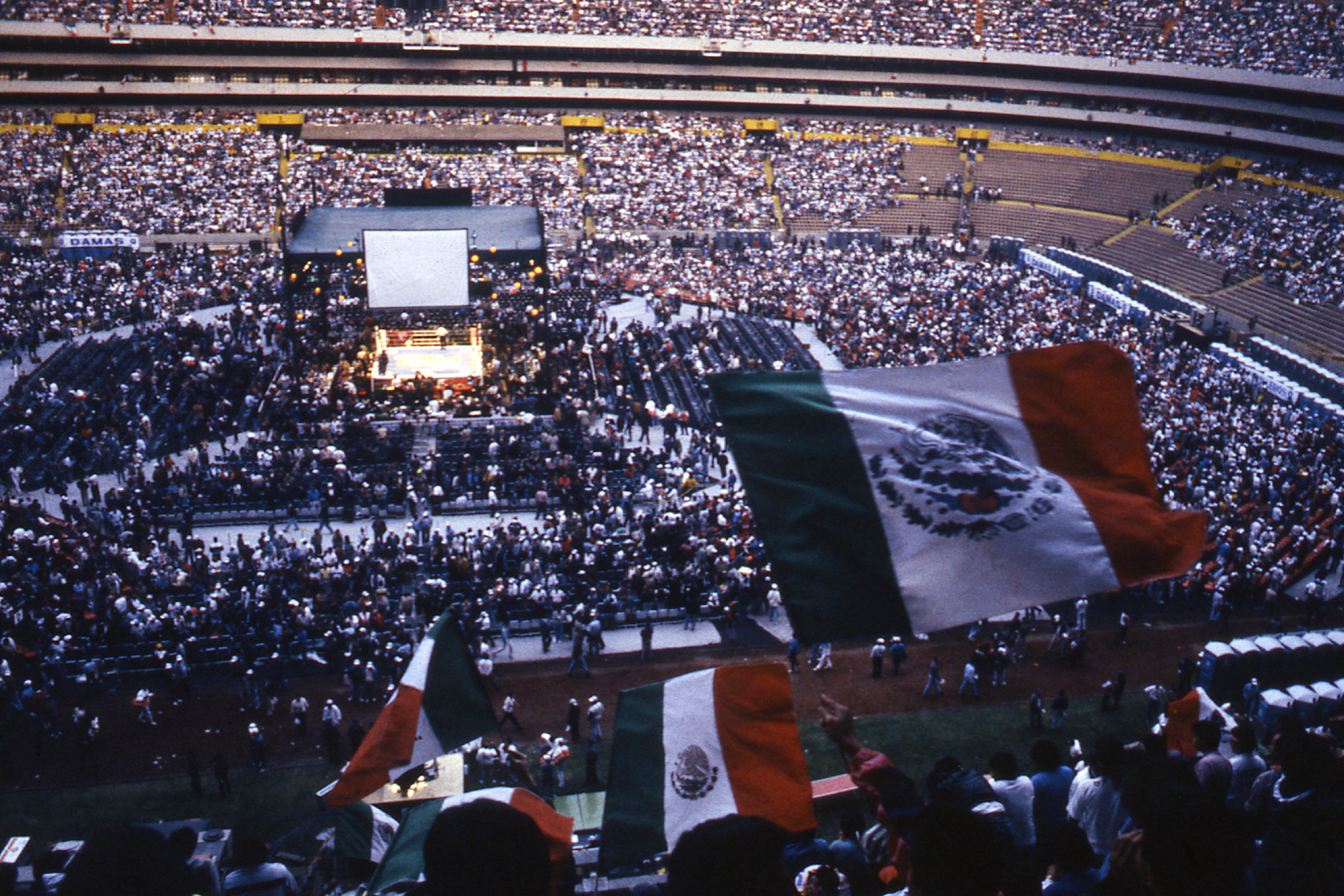 Julio C�sar Ch�vez llen� el Estadio Azteca en 1993.