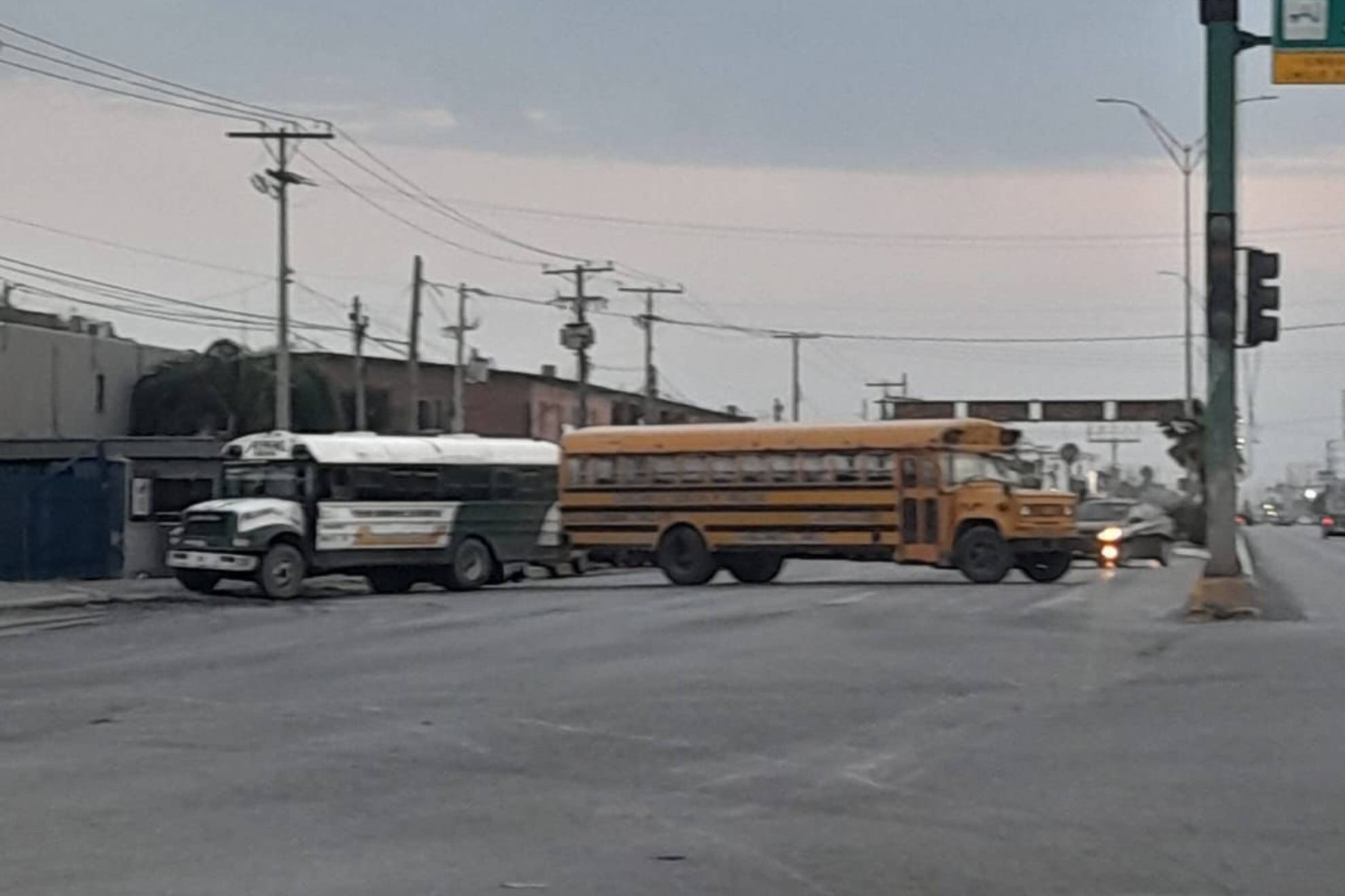 Delincuentes armados tomaron autobuses de transporte p�blico y escolar  en Matamoros