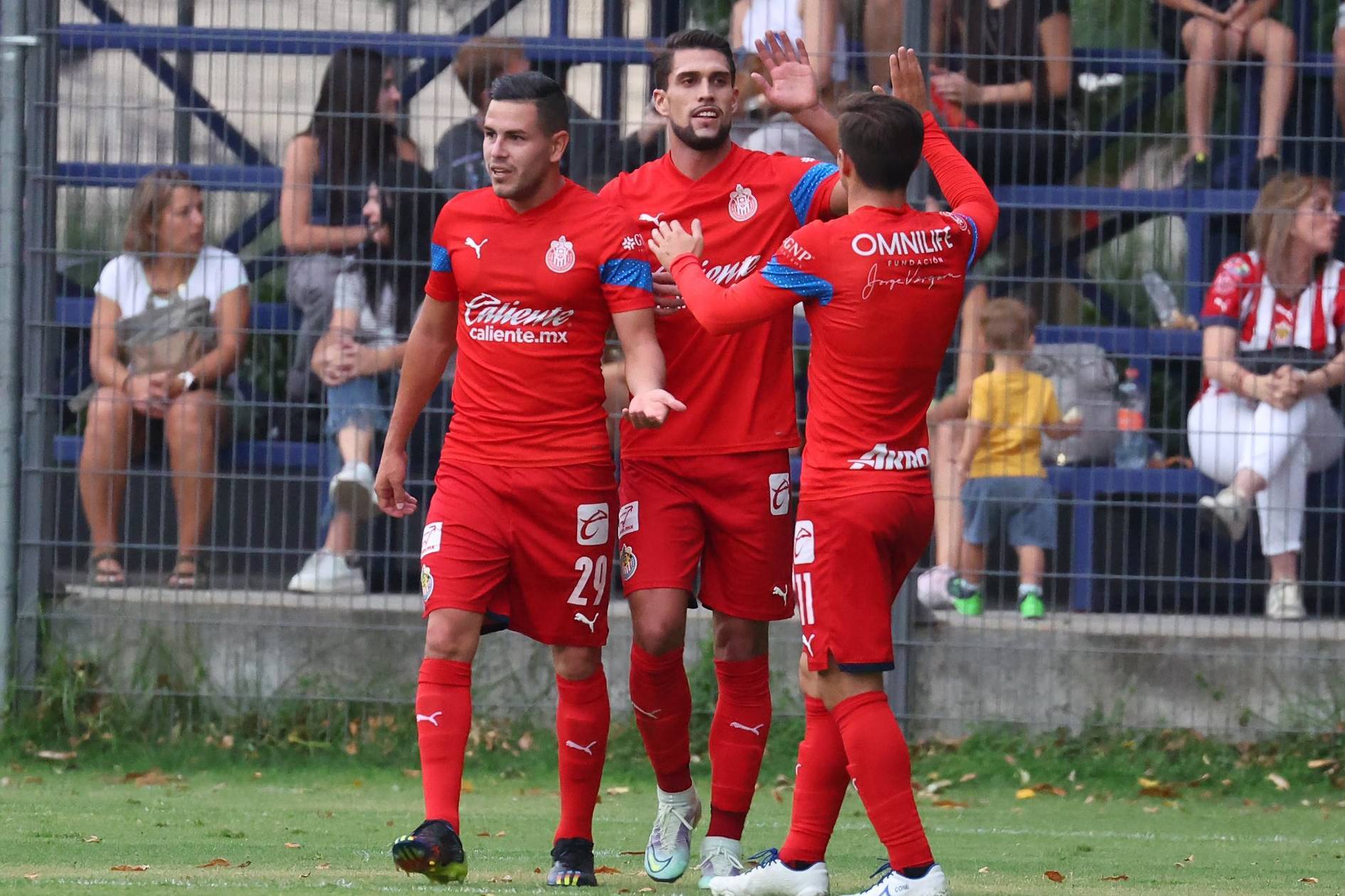 Jugadores de Chivas festejan la victoria en Verde Valle