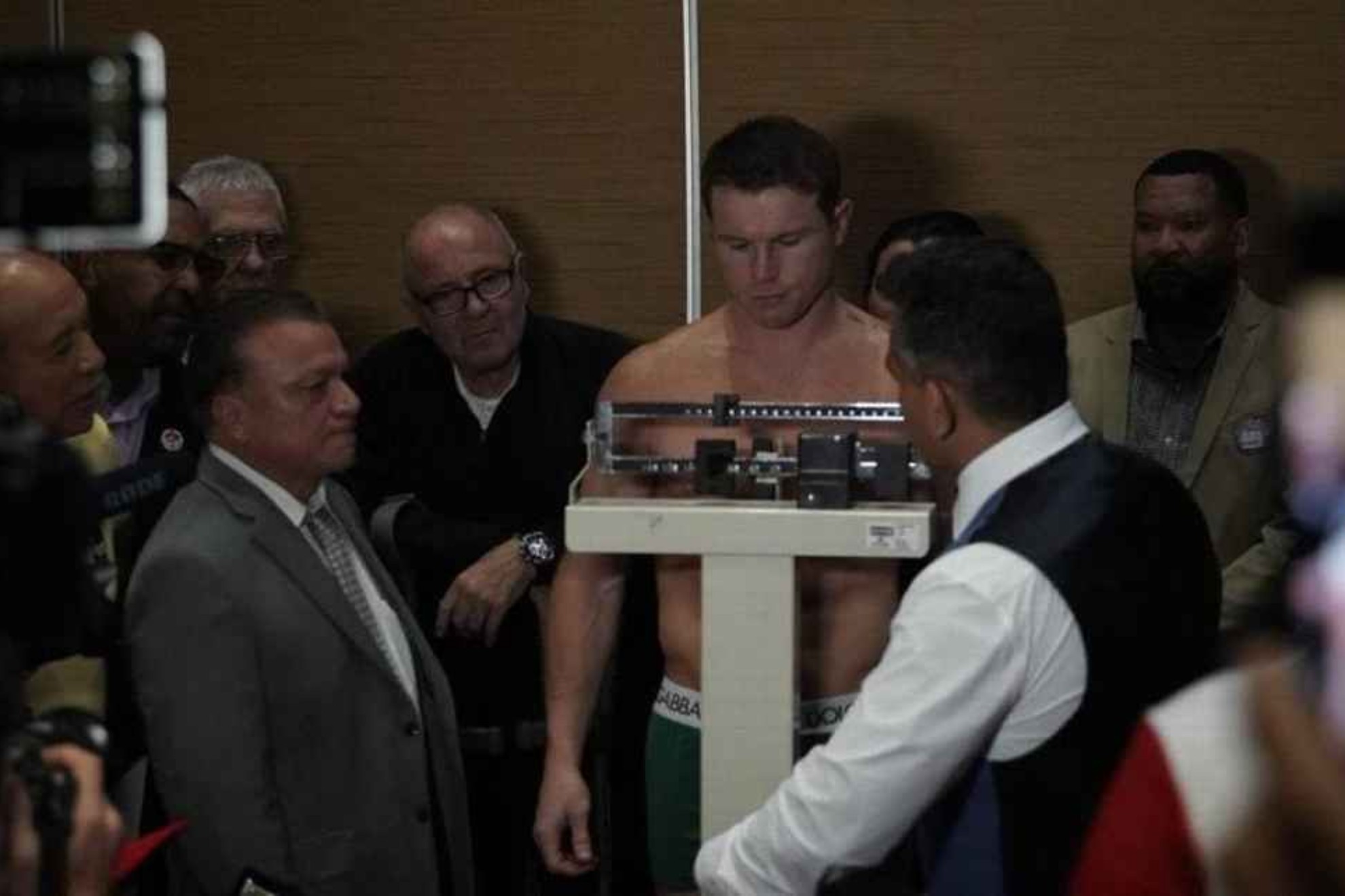 Canelo en su primer ascenso a la b�scula.