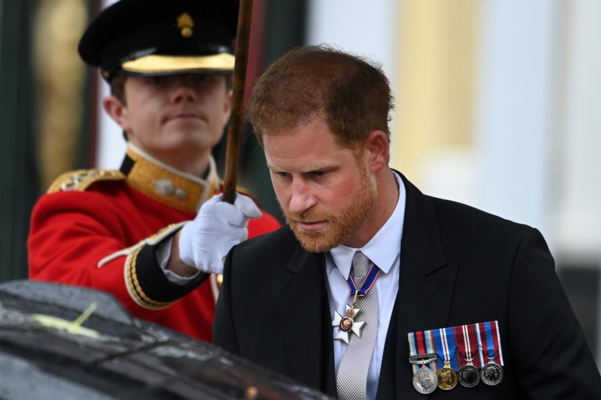 El pr�ncipe Harry huye de la ceremonia de coronaci�n de su padre para volver con Meghan Markle