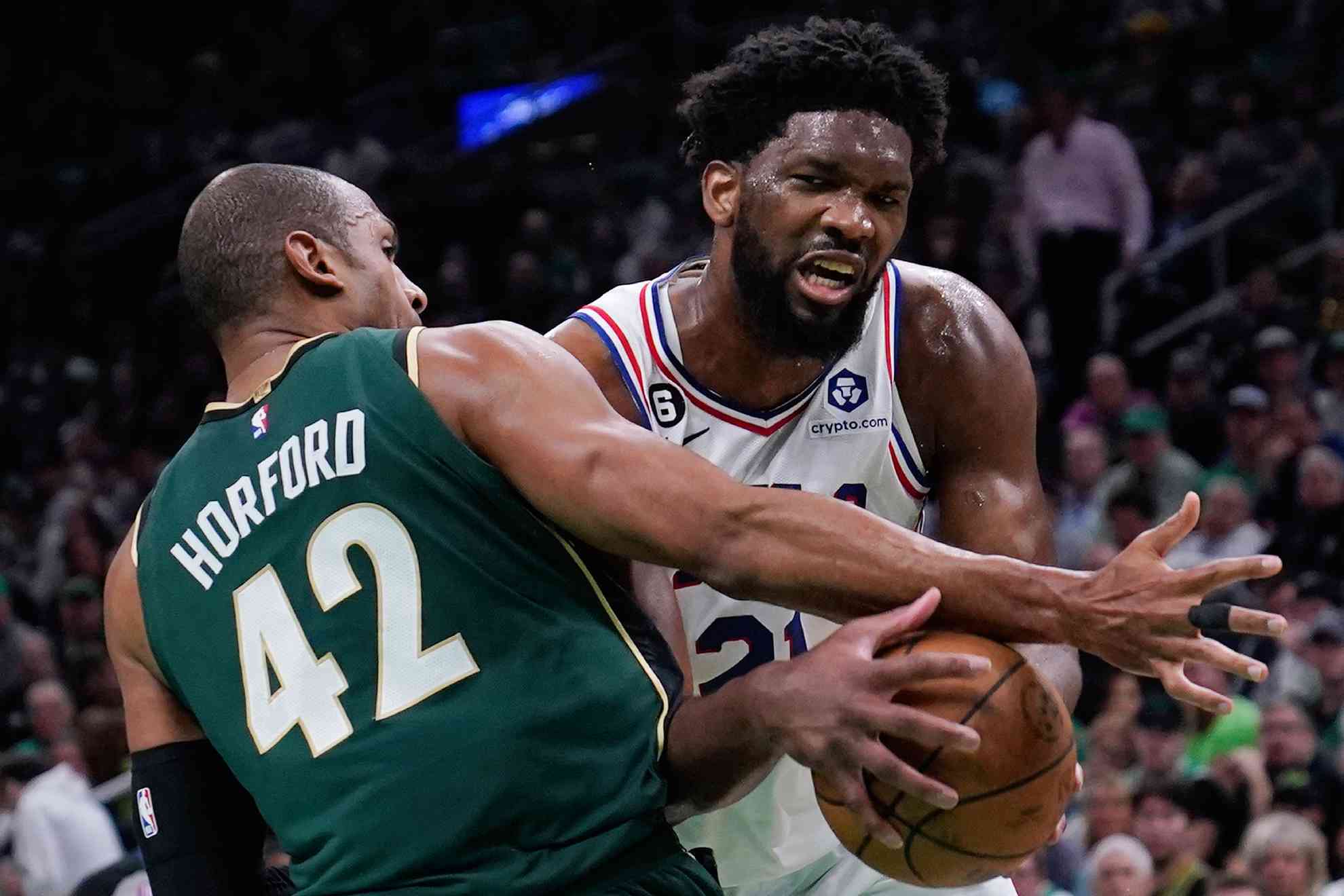 Joel Embiid y Al Horford.