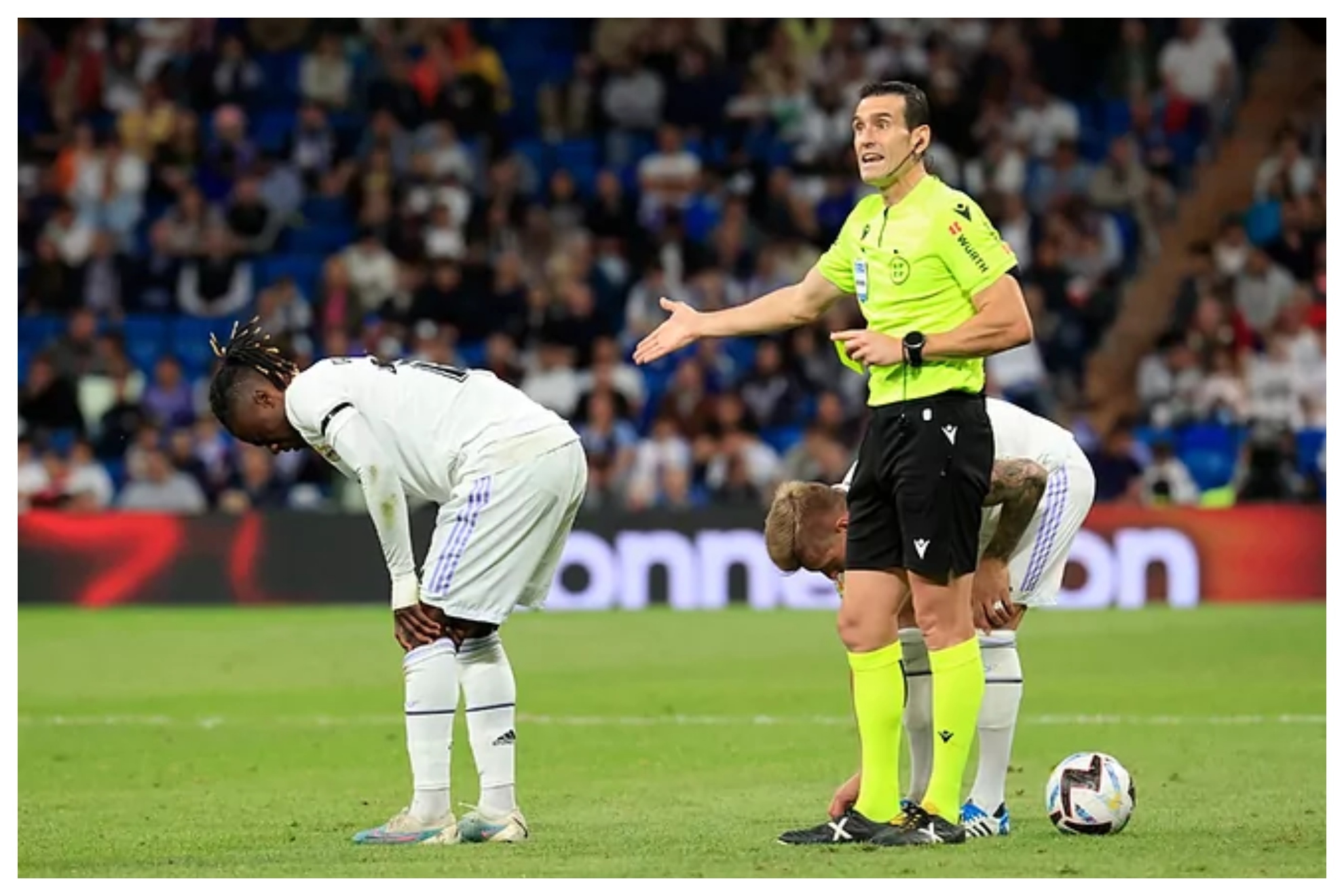 Camavinga se toca la rodilla lesionada tras la entrada del jugador del Getafe