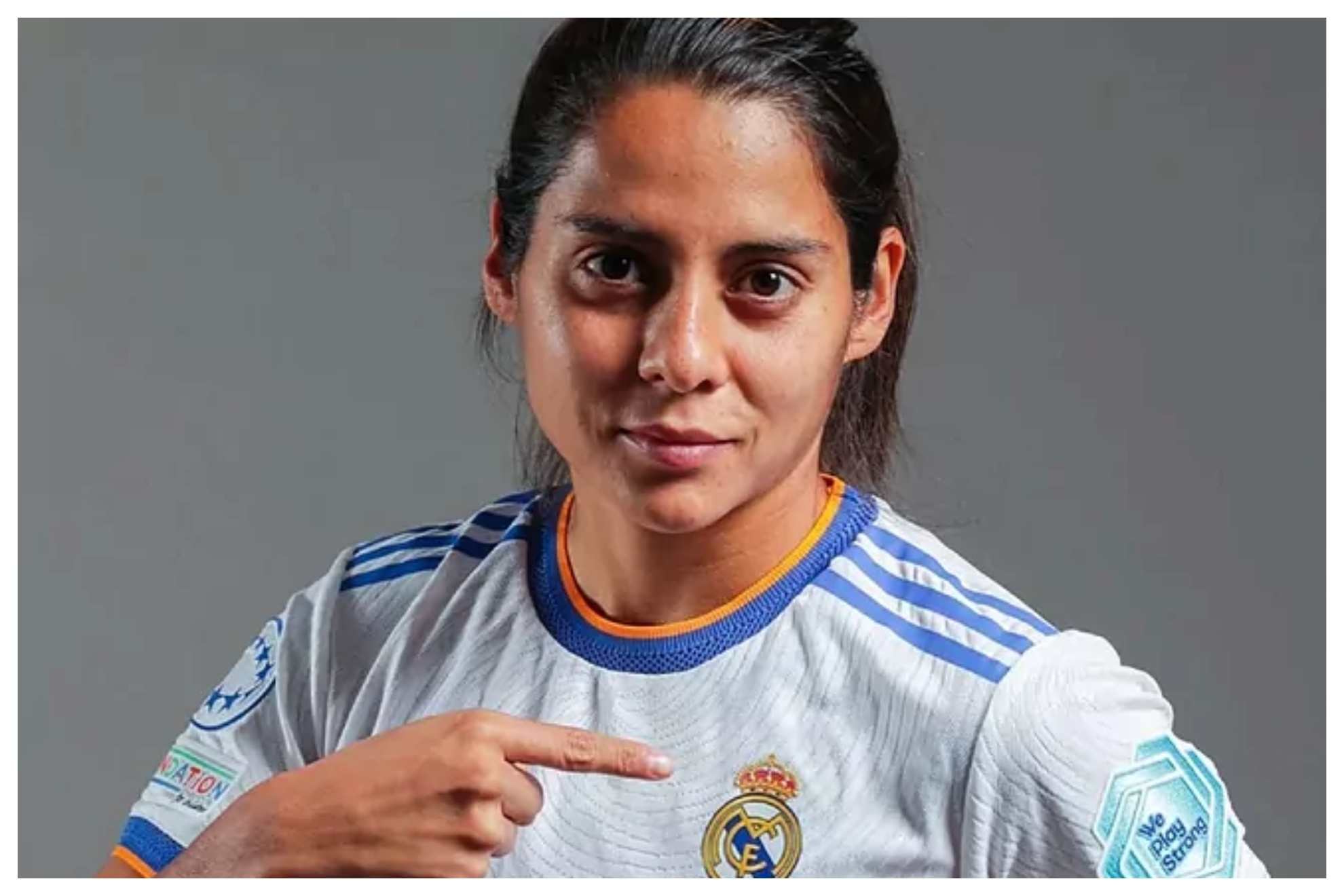Kenti Robles se�ala el escudo del Real Madrid