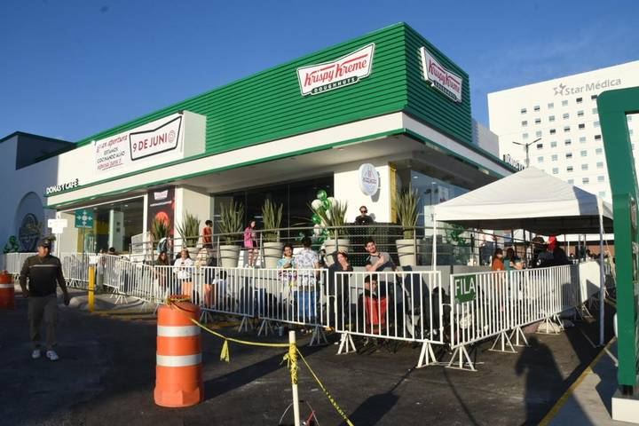 M�s de 100 personas acamparon para tener donas gratis por un a�o.