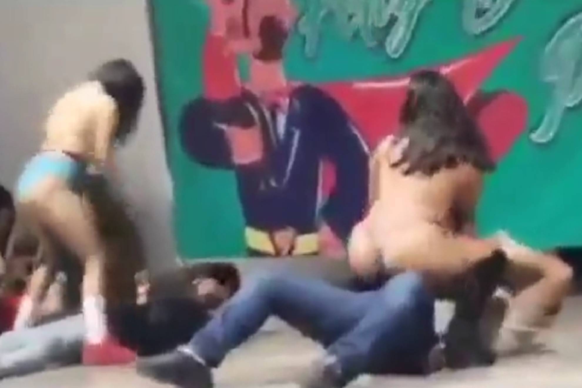 El evento con bailarinas fue condenado en redes sociales y colectivos feministas