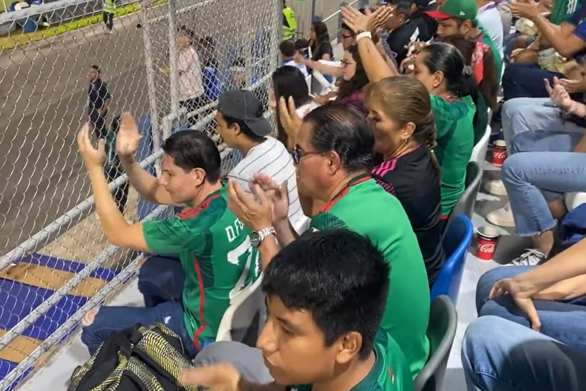 Tri Femenil y familiares presentes en la final por el oro de Centroamericanos entre M�xico y Costa Rica