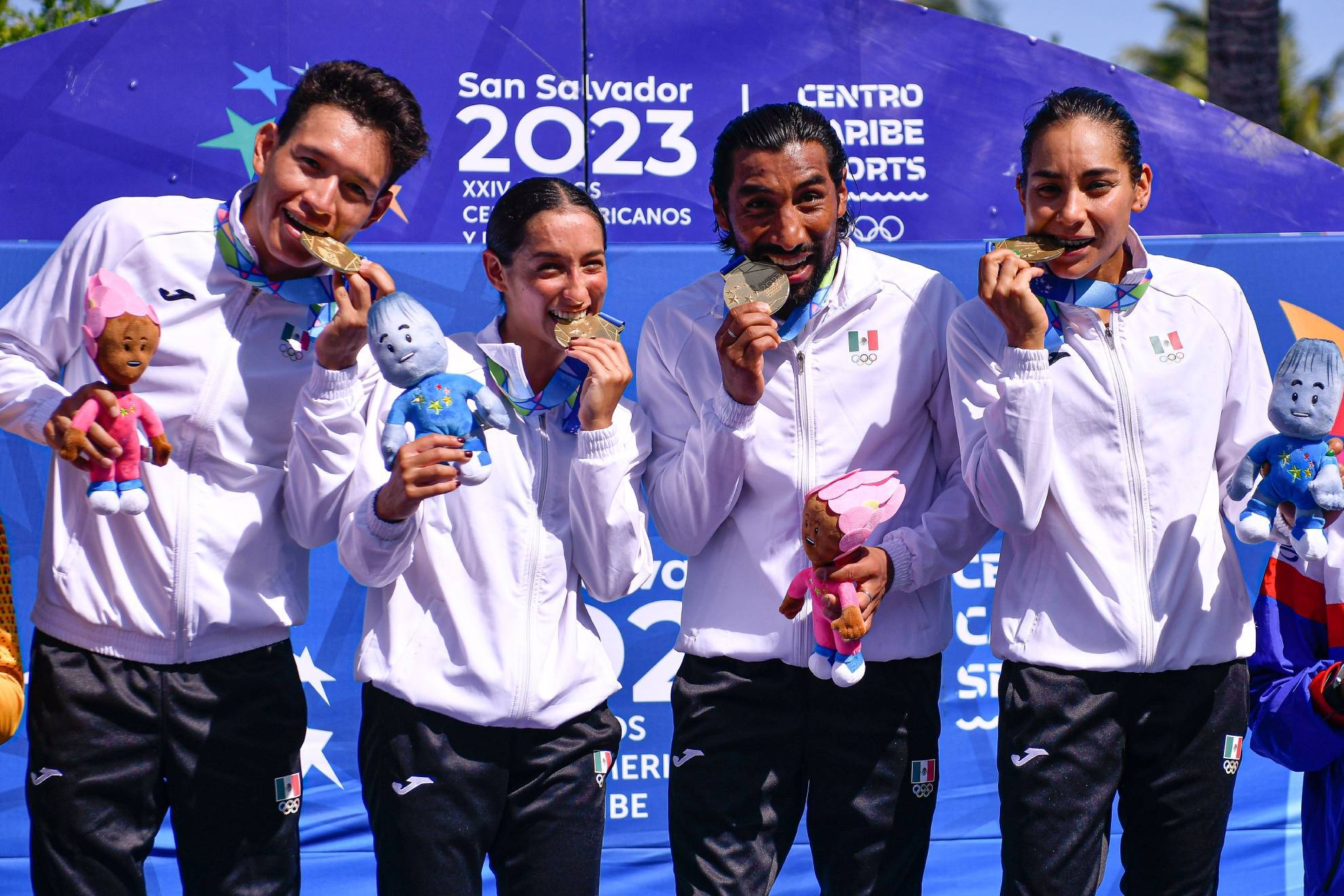 El equipo de relevo mixto de triatl�n dio la primera medalla de oro para M�xico el 7 de julio