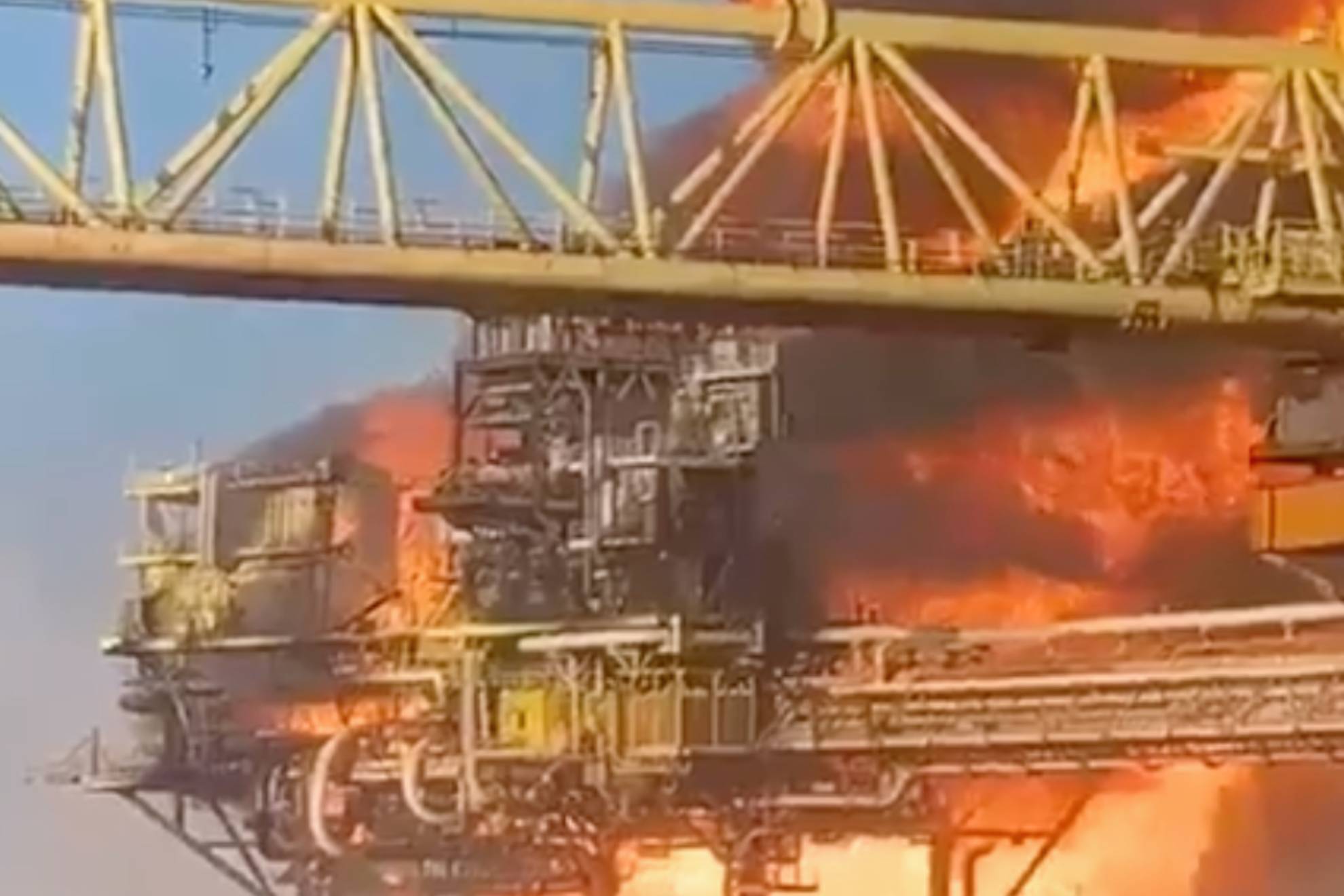 As� se observ� el incendio despu�s de la explosi�n en la plataforma de Pemex