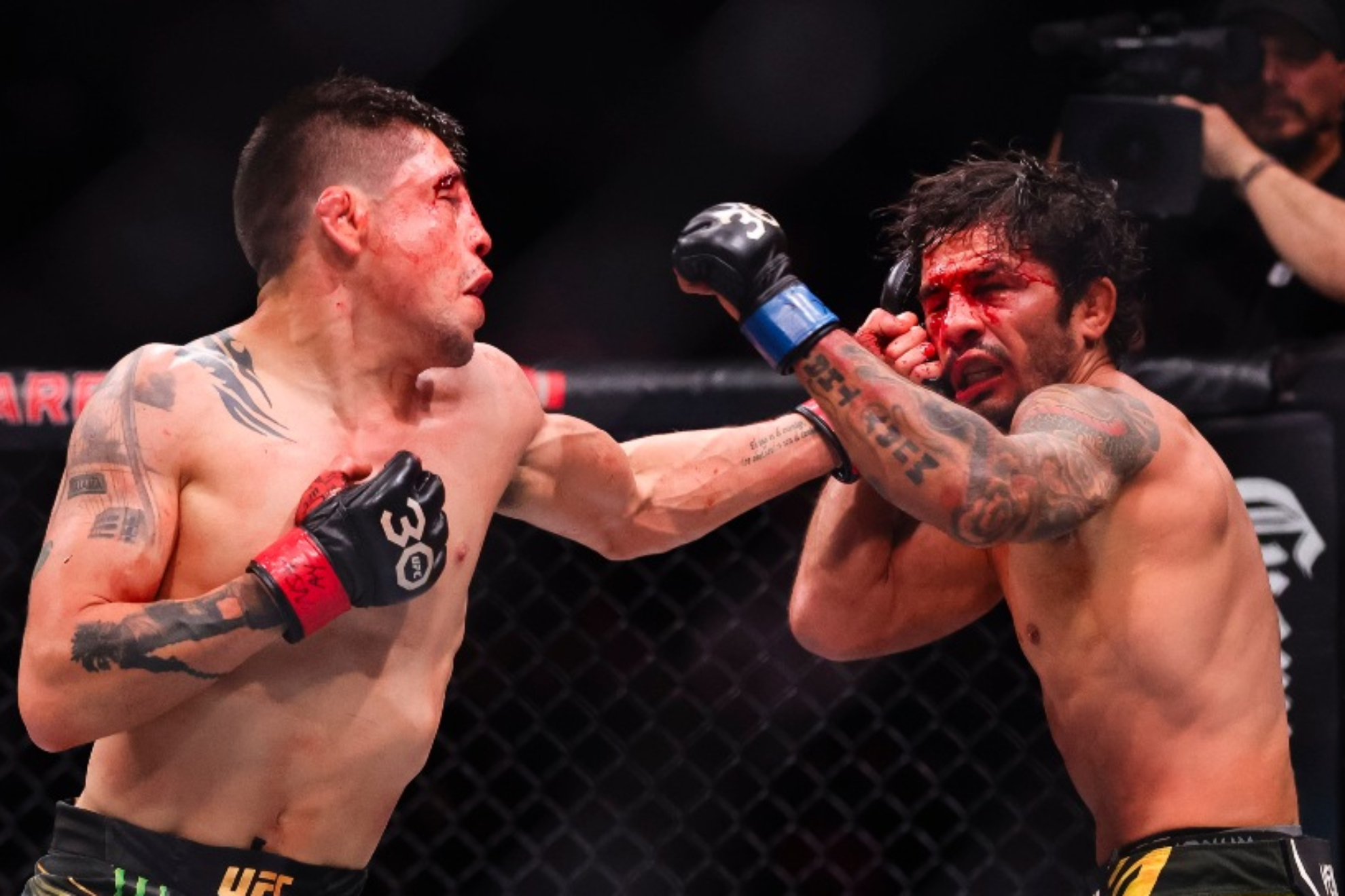 Brandon Moreno y Alexandre Pantoja, en el UFC 290.