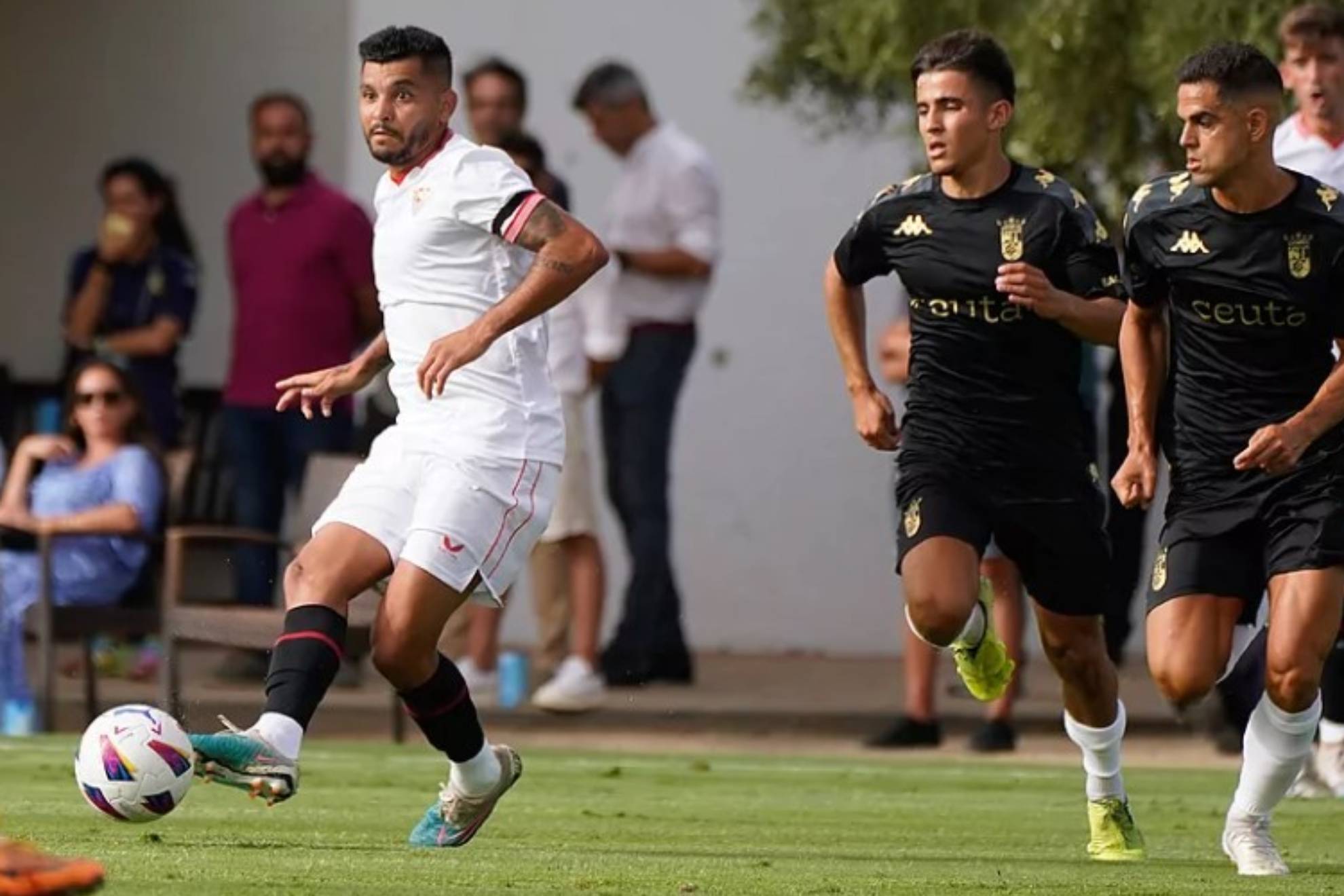 Corona y un gran juego en amistoso de Sevilla