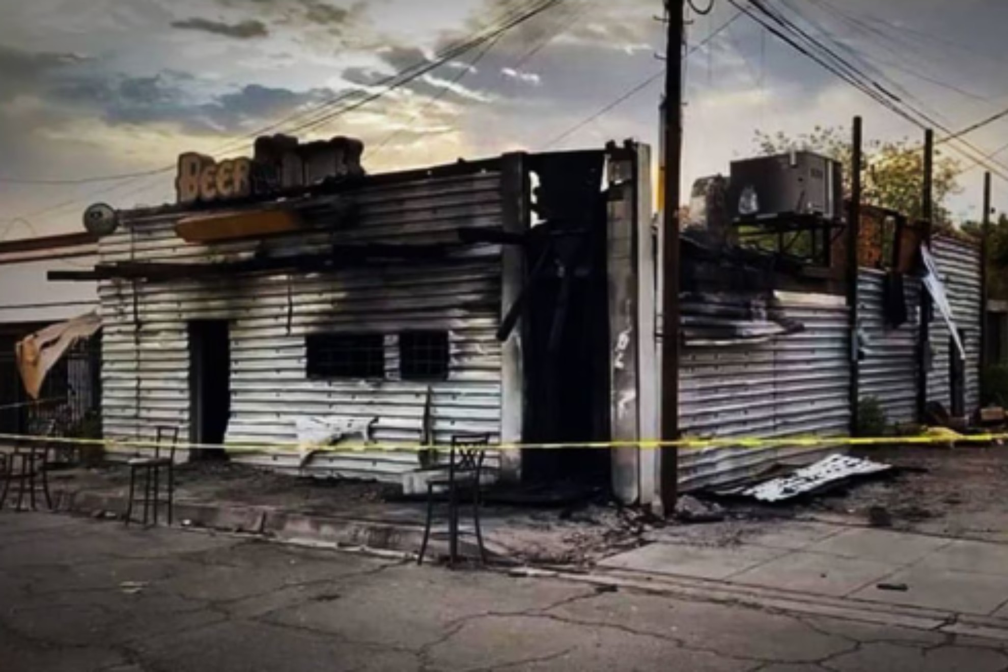 El bar en Sonora luego de la explosi�n de una bomba molotov.