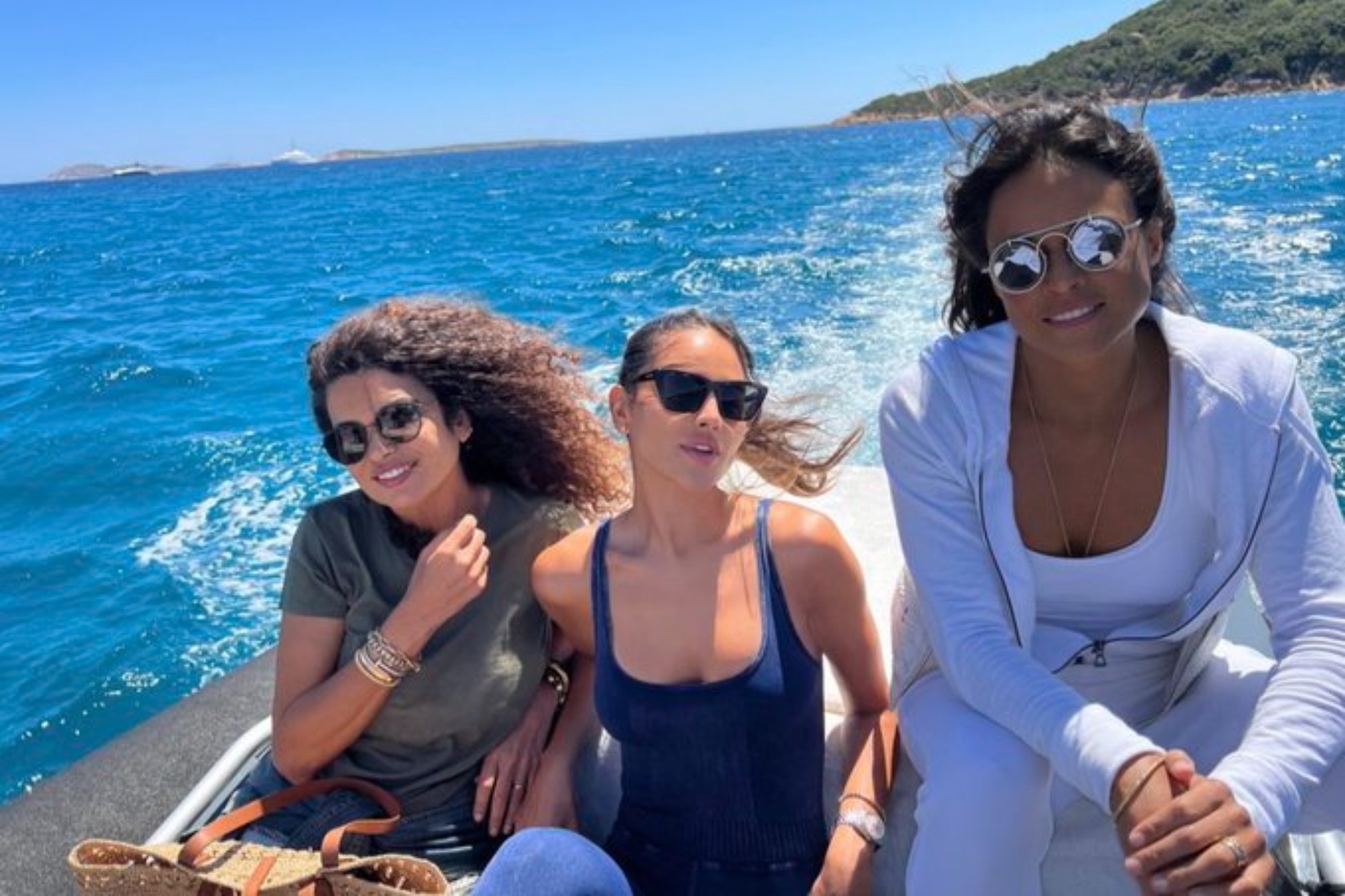 Eiza Gonz�lez de vacaciones junto a varios amigos en Italia.