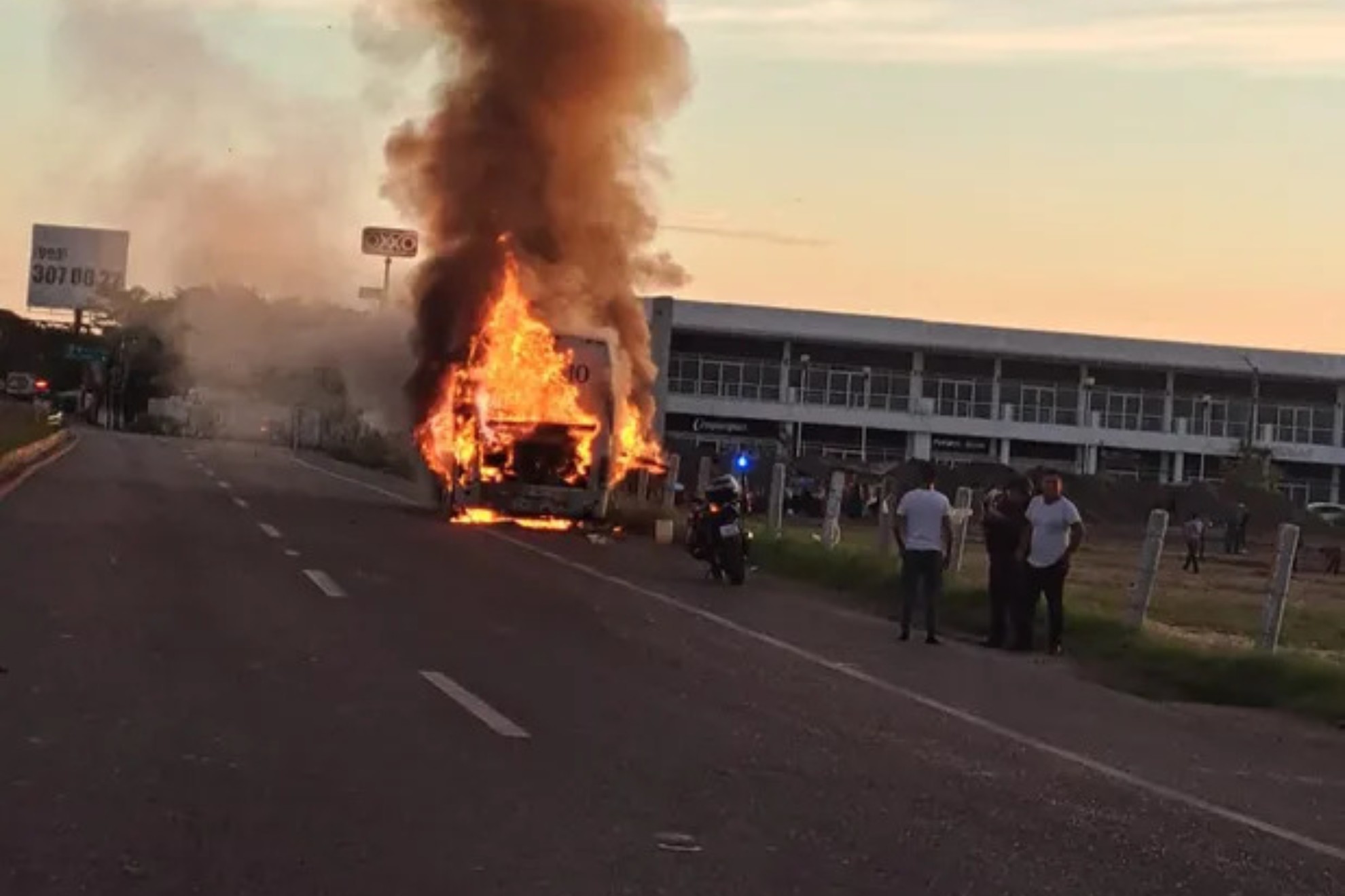 Im�genes del autob�s incendiado.