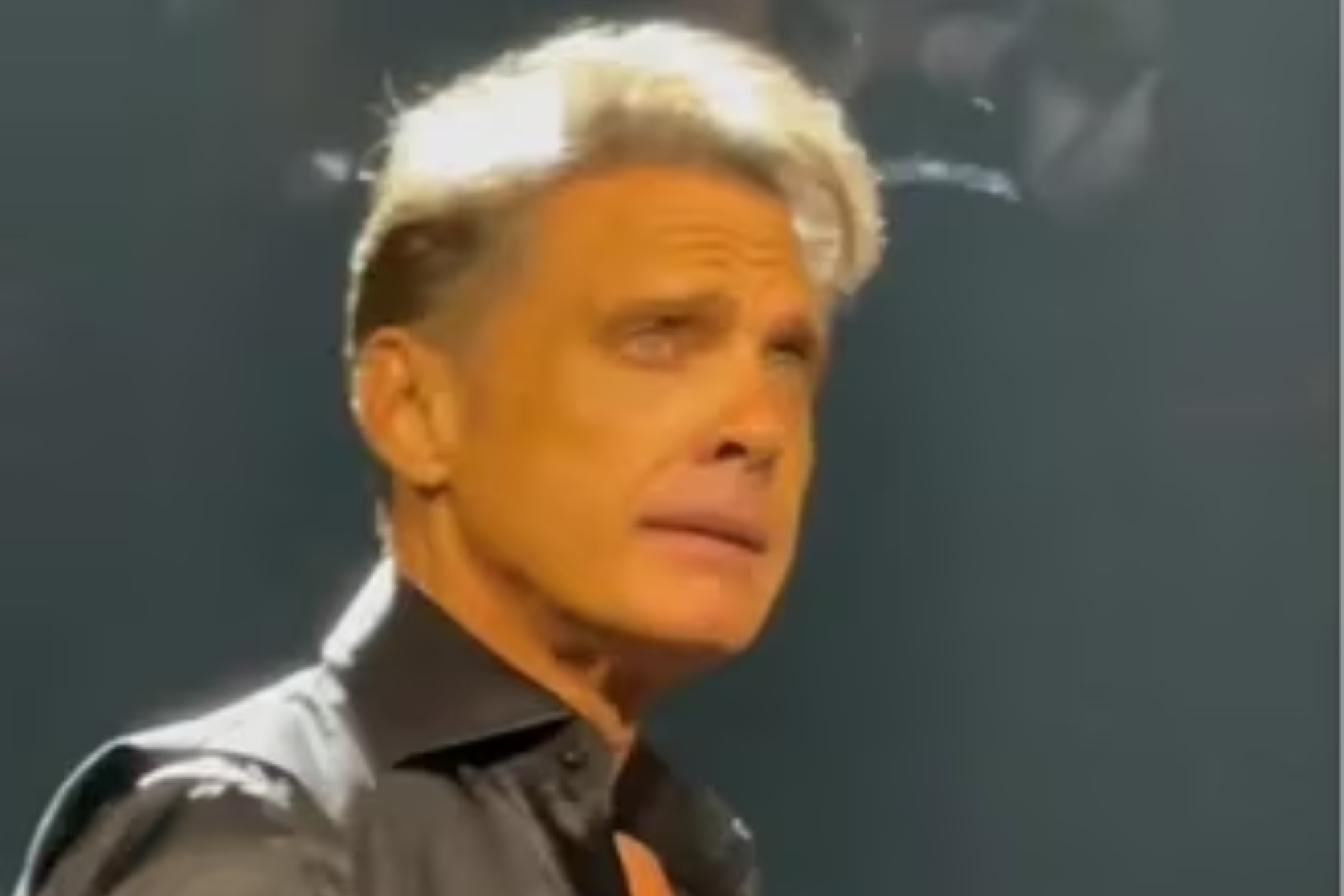 En la imagen vemos a un Luis Miguel un poco cambiado.