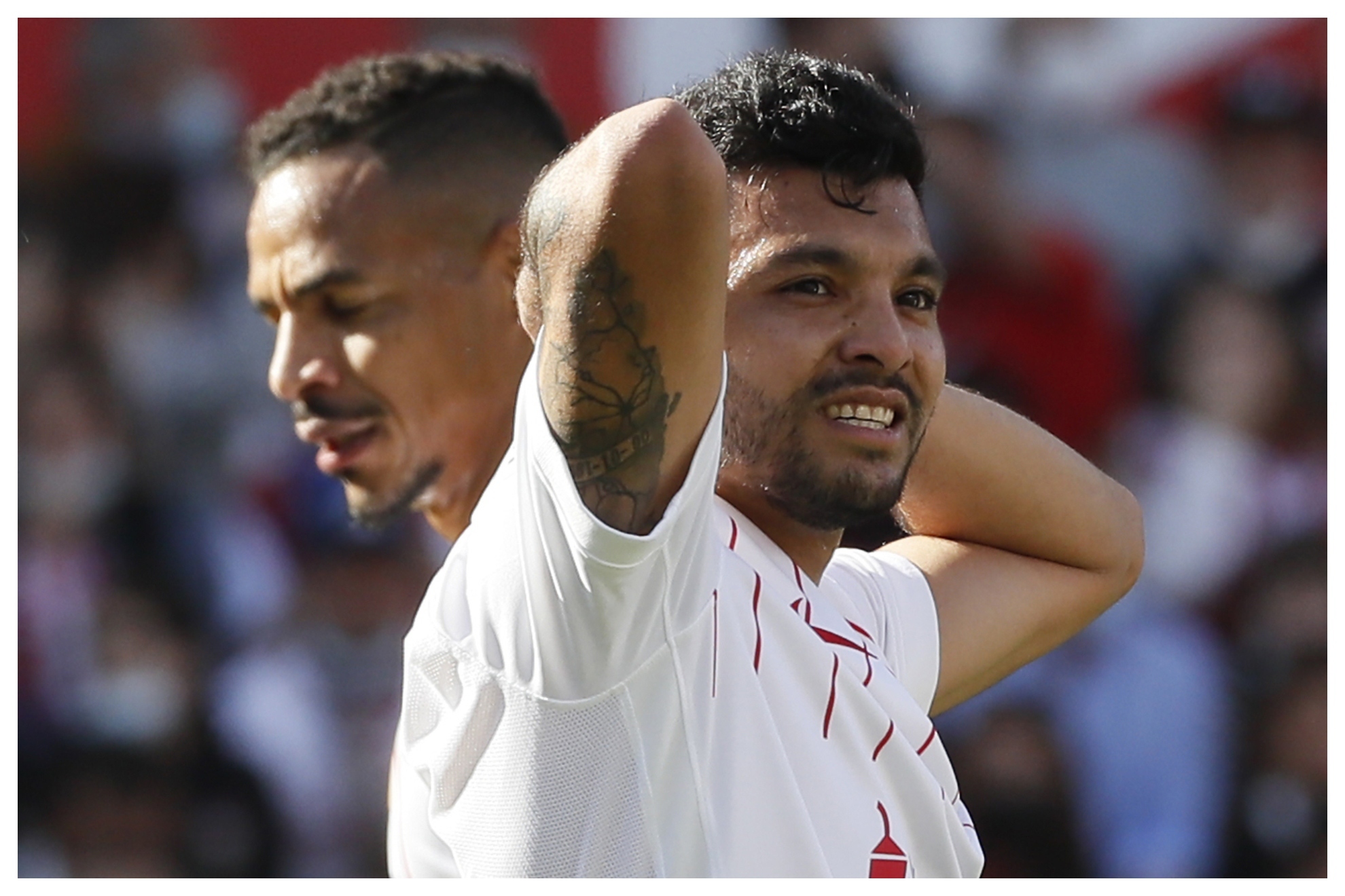 Tecatito se lamenta durante un partido con el Sevilla