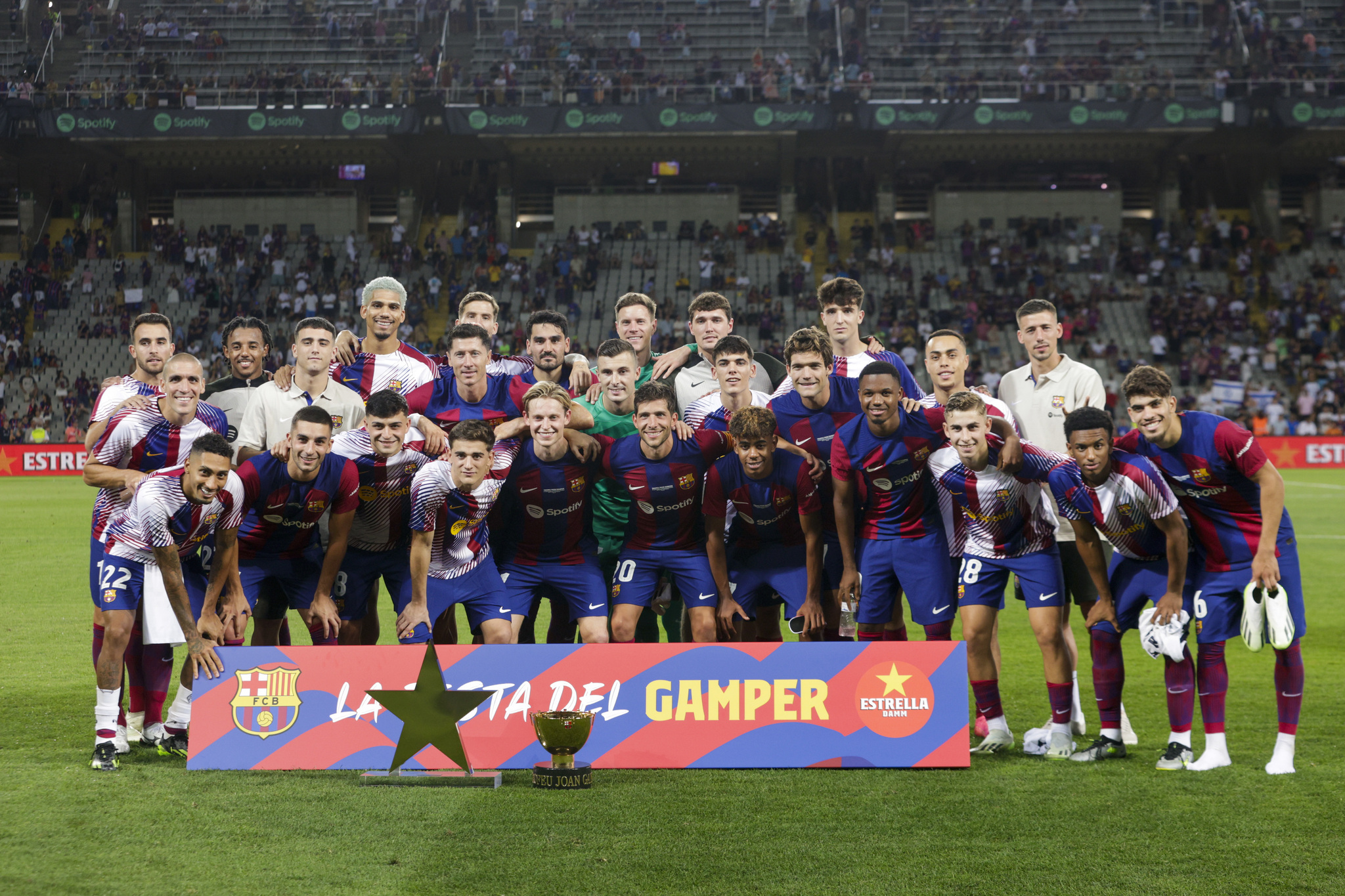 BARCELONA, 08/08/2023.- Los jugadores del FC Barcelona posan con el trofeo tras la 58 edici�n del Trofeo Joan Gamper que disputaron el FC Barcelona y el Tottenham Hotspur, este martes en el Estadio Ol�mpico Llu�s Companys, en Barcelona.