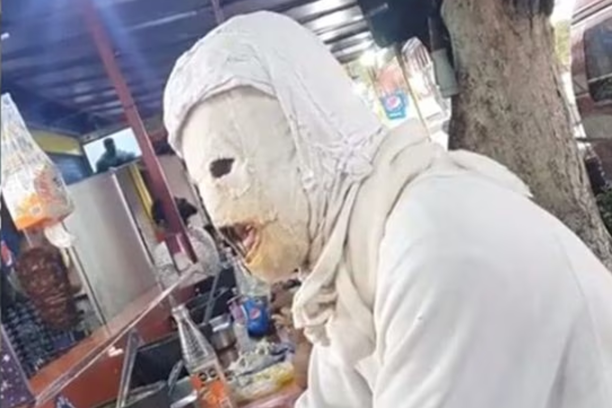 El 'Hombre de Blanco' en una taquer�a de Coacalco.