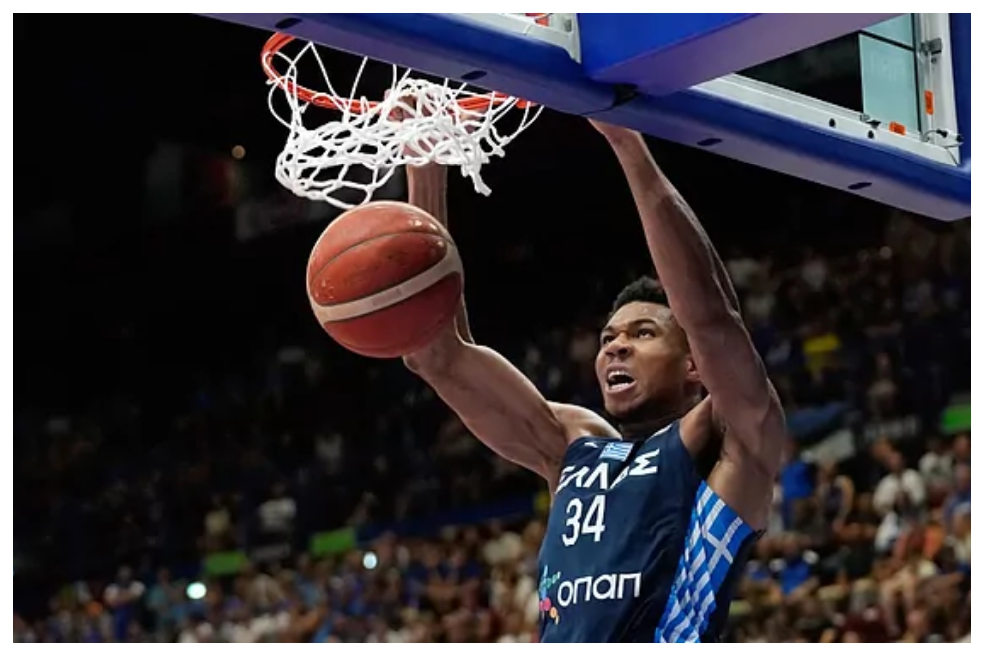 Antetokounmpo machaca el aro en un partido con Grecia