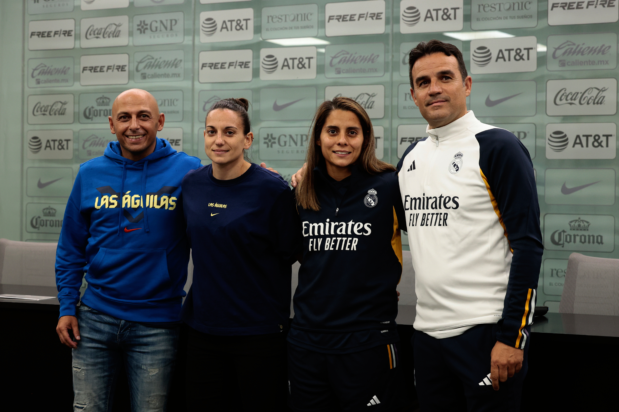 El entrenador del Am�rica femenil, �ngel Villacampa, la jugadora Aur�lie Kaci, la jugadora del Real Madrid femenino Kenti Robles y su entrenador Alberto Toril, posan hoy al t�rmino de una rueda de prensa en las instalaciones de Coapa