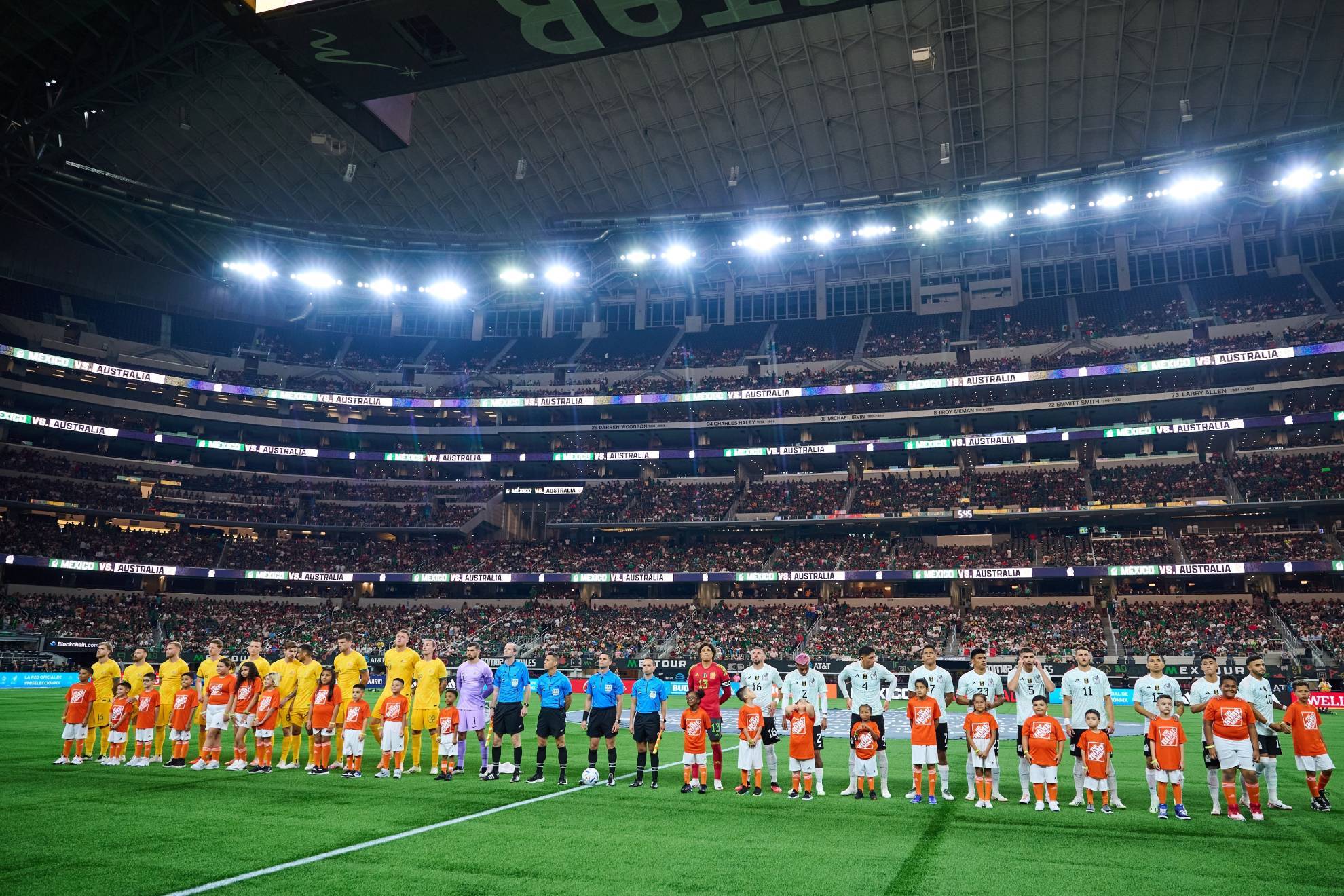 AT&T Stadium del M�xico 2-2 Australia, duramente criticado