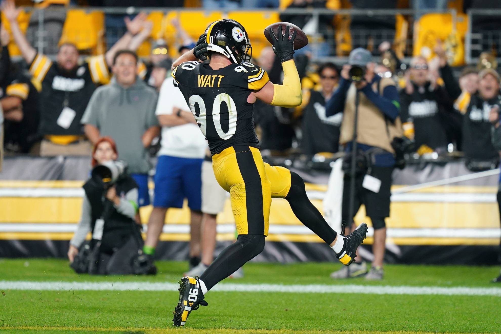 Steelers lograron triunfo y TJ Watt una noche hist�rica a nivel individual