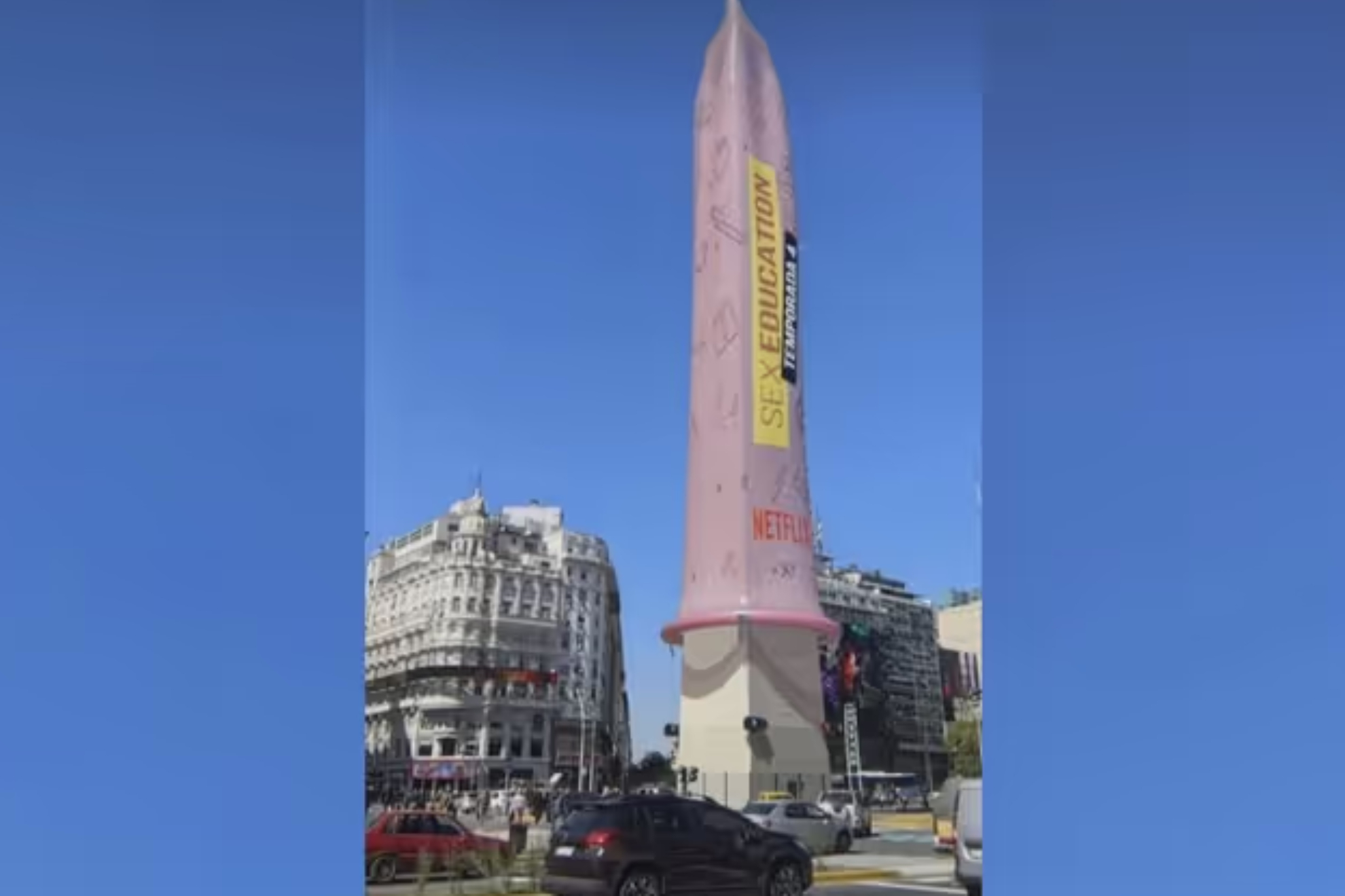 Un enorme cond�n cubri� el Obelisco de Argentina por la promoci�n de la 4a temporada de Sex Education