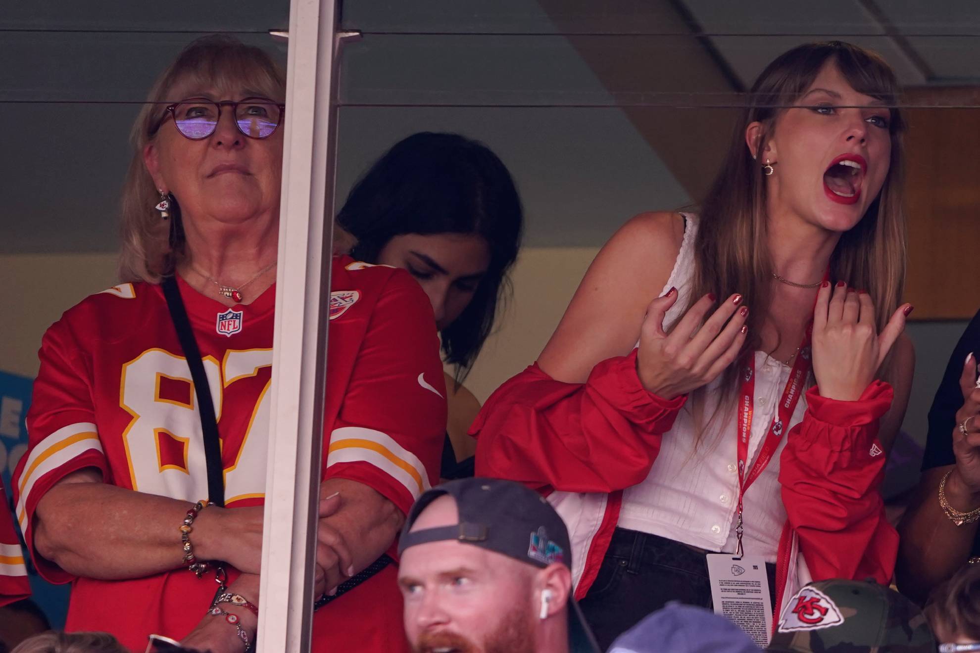 Taylo Swift apoya a Kelce con la madre de Travis