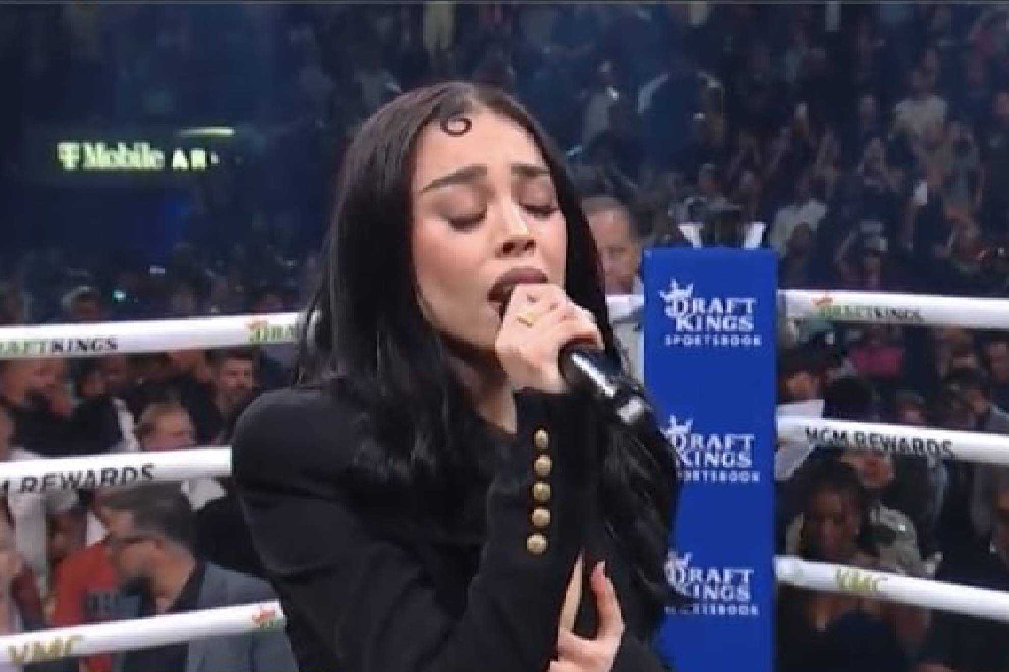 Danna Paola cant� el Himno Nacional Mexicano en la pelea del Canelo �lvarez.