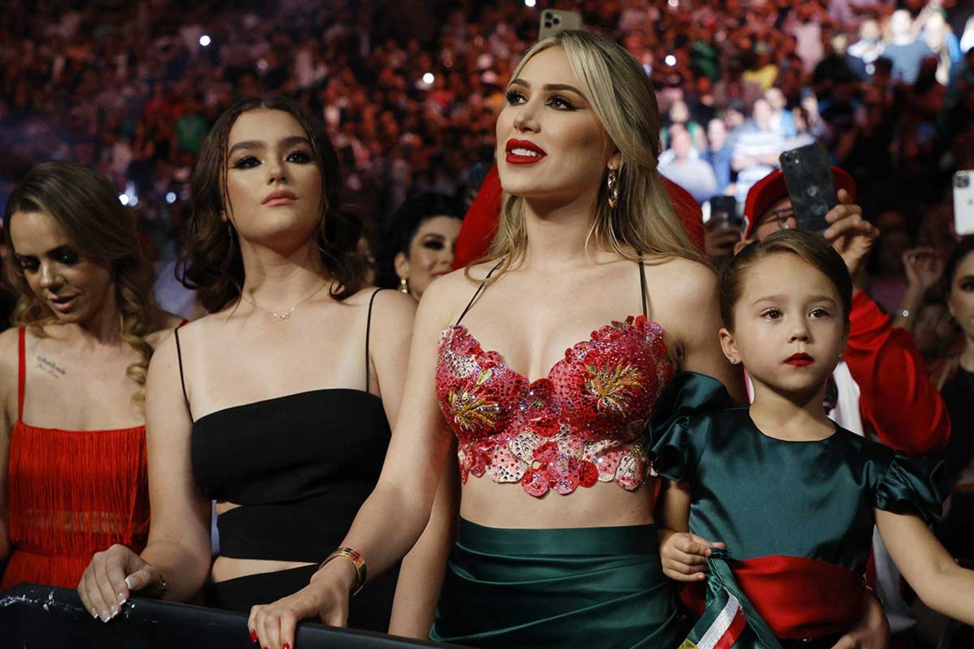 �Qui�n es Fernanda G�mez? Esposa de Canelo �lvarez roba mirada con minivestido en Las Vegas