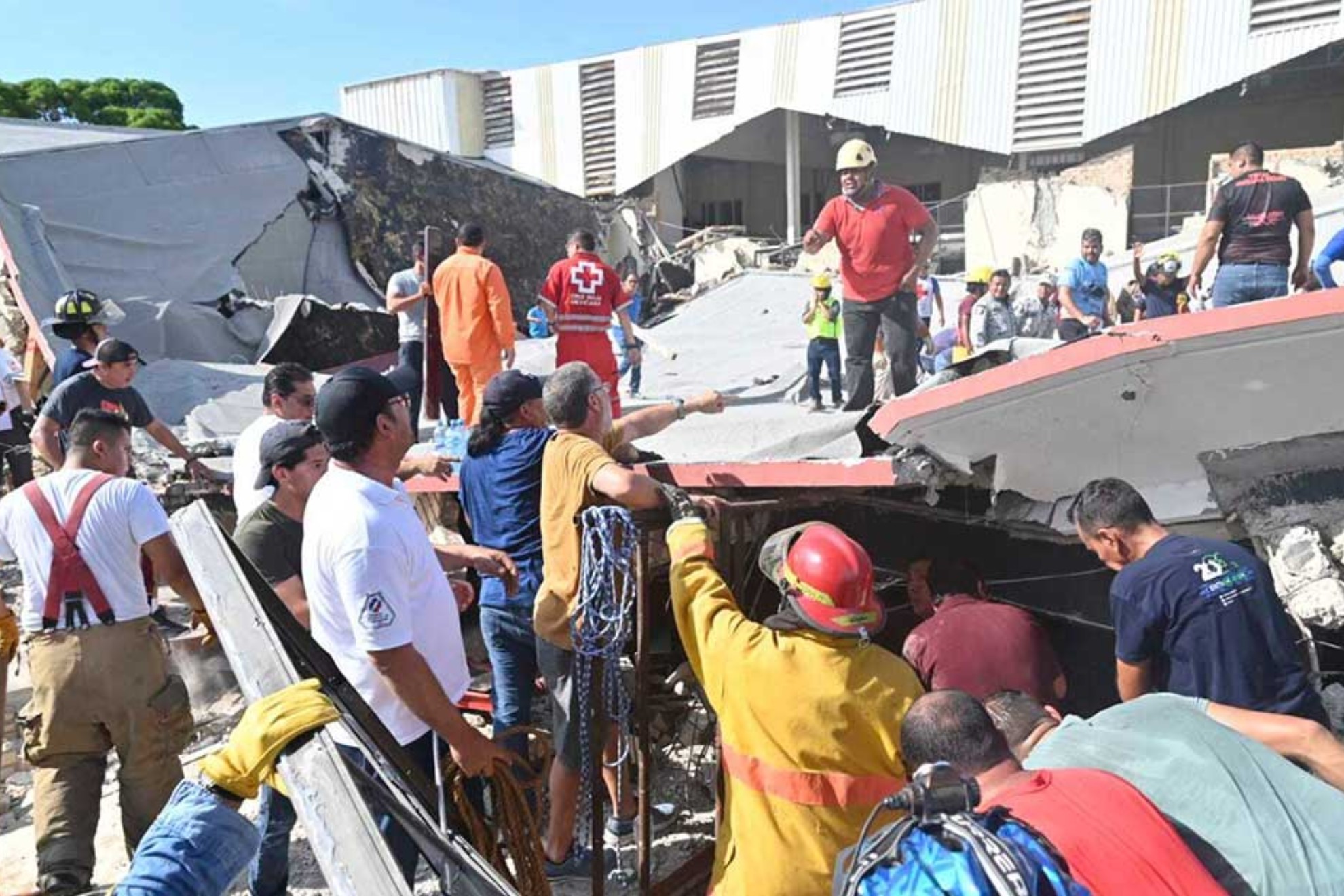 Las labores de rescate junto han arrojado algunos indicios de las causas.