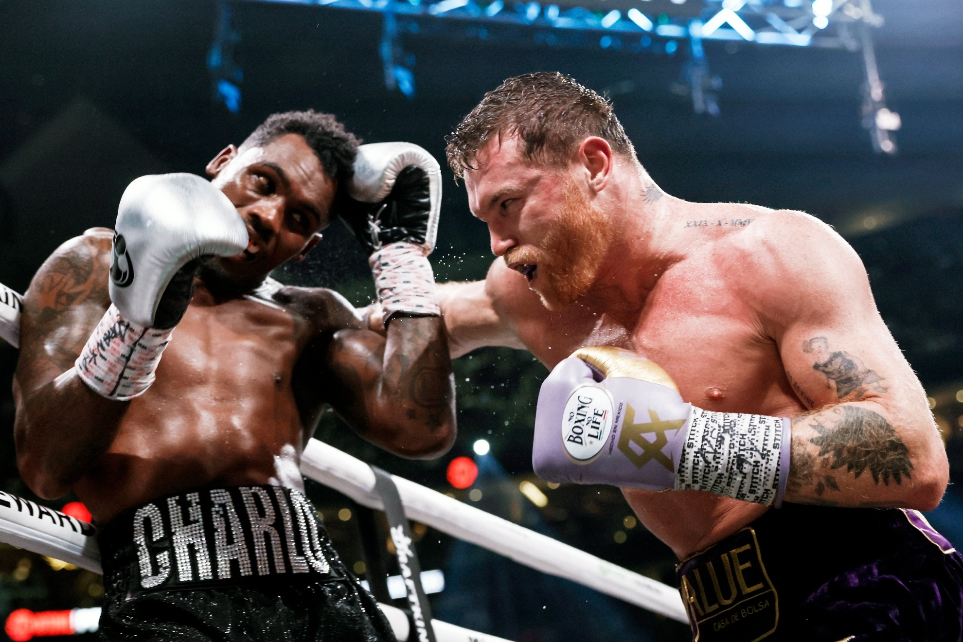 Canelo arrincona a Charlo durante un pasaje del combate.