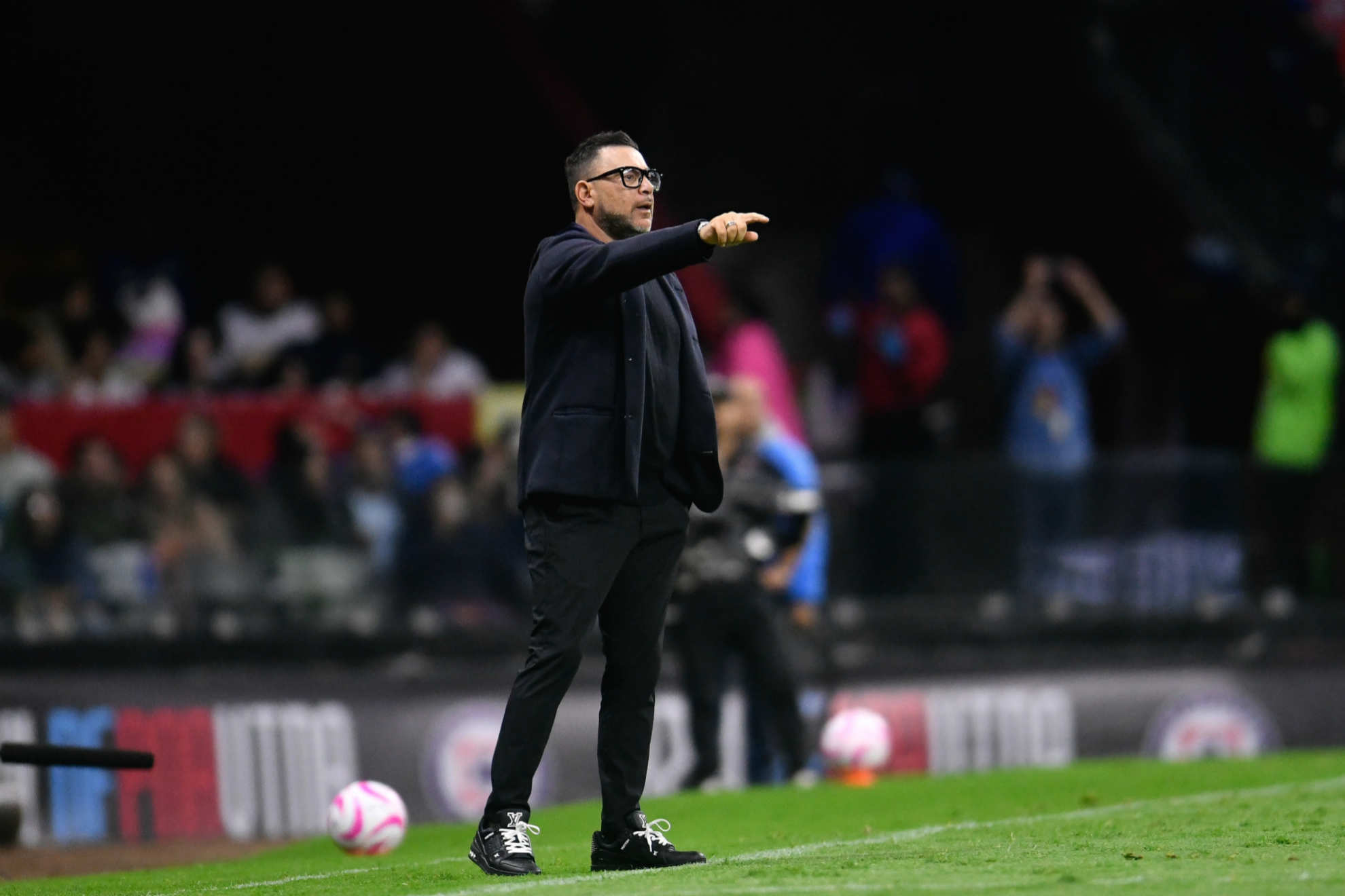 Antonio Mohamed durante el partido de Liga MX de Pumas contra Cruz Azul en el Estadio Azteca.