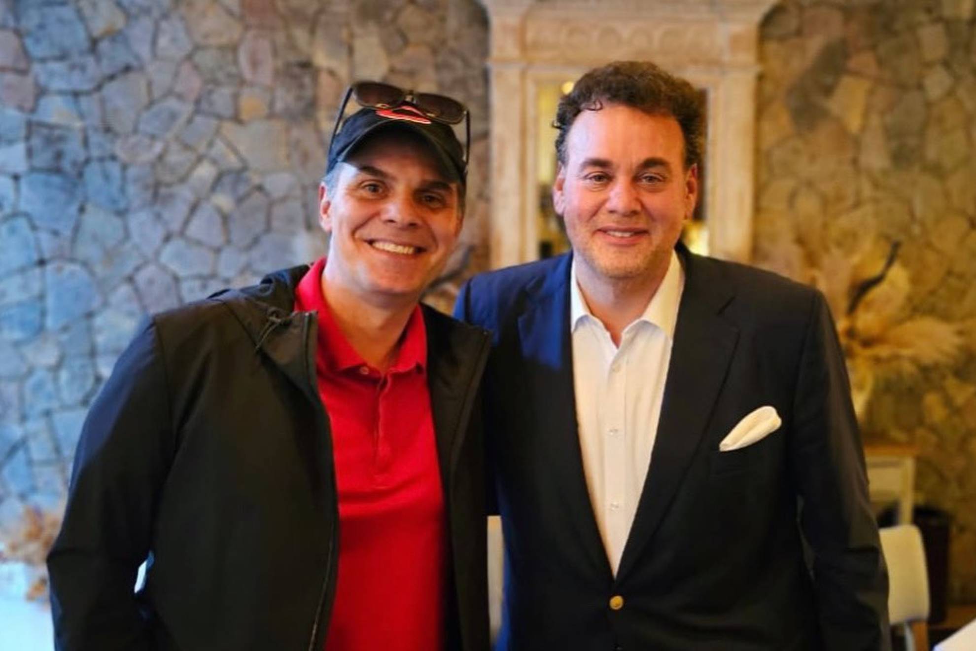Martinoli y Faitelson posan sonrientes para la foto.