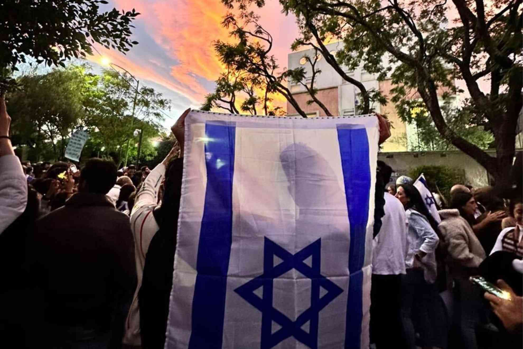 Emotiva manifestaci�n por la paz en la Embajada de Israel en la Ciudad de M�xico.