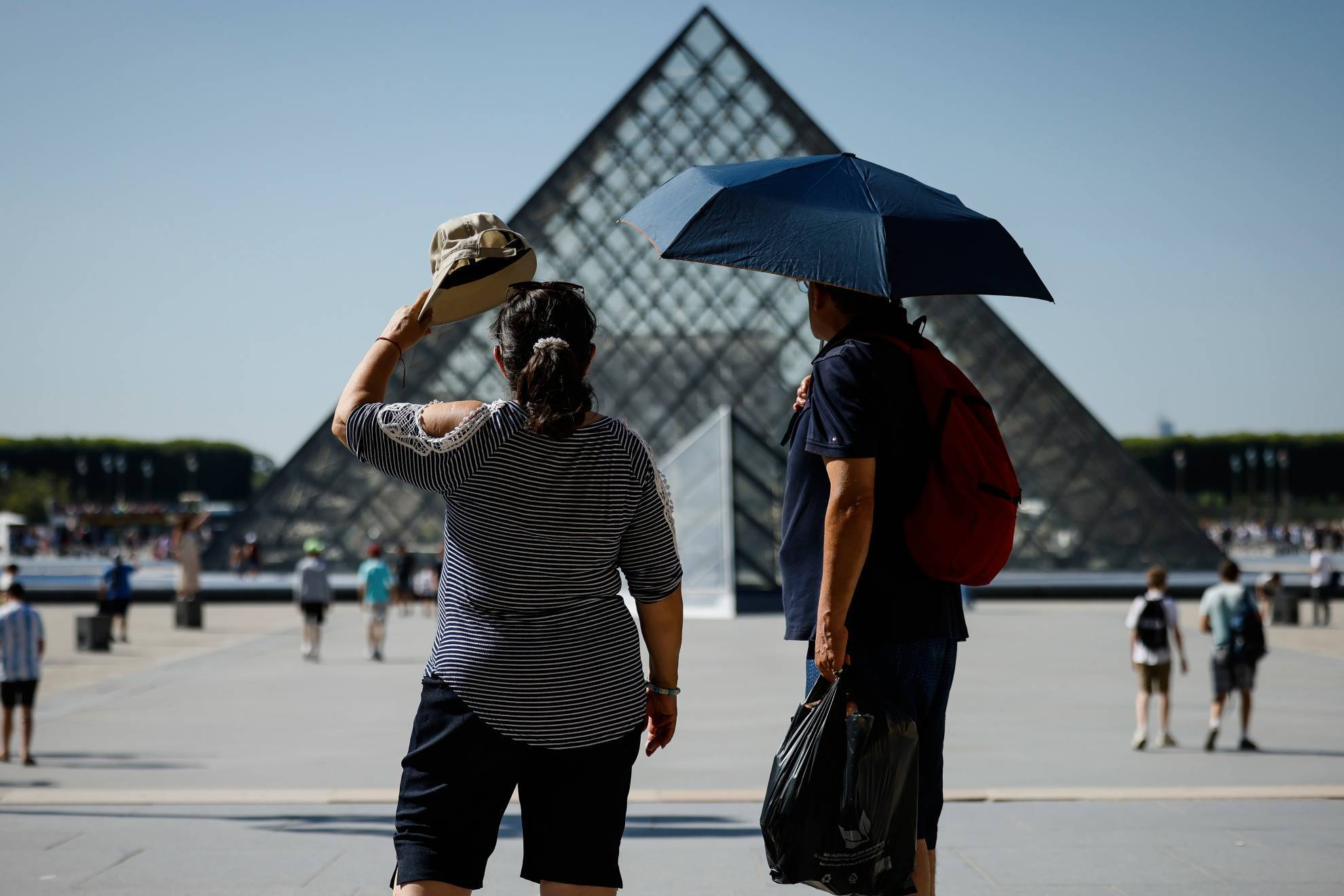 El museo Louvre es visitado por miles de personas de todo el mundo en París