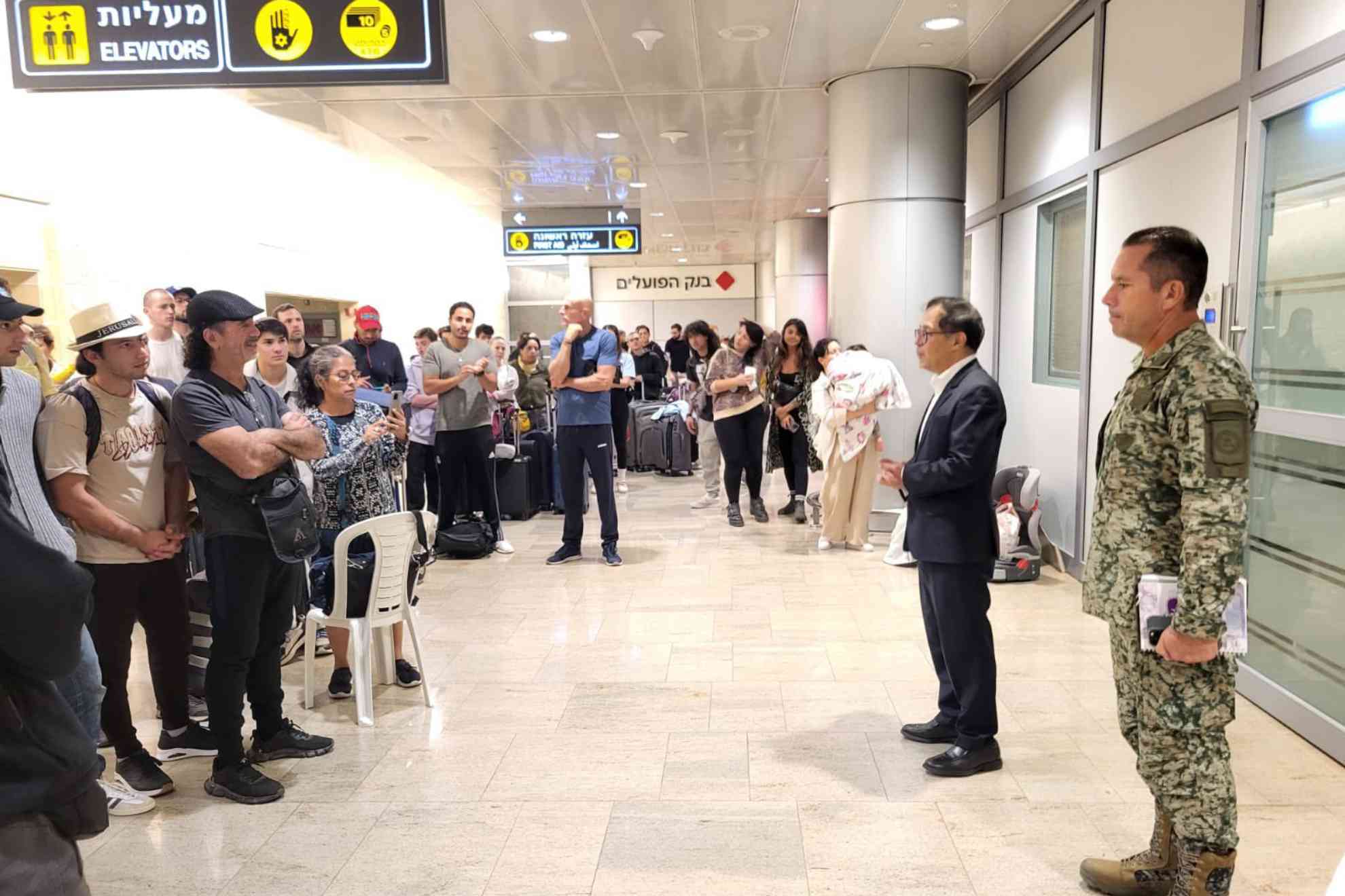 Rescatan de Israel a 158 mexicanos con el puente �ereo a Madrid.