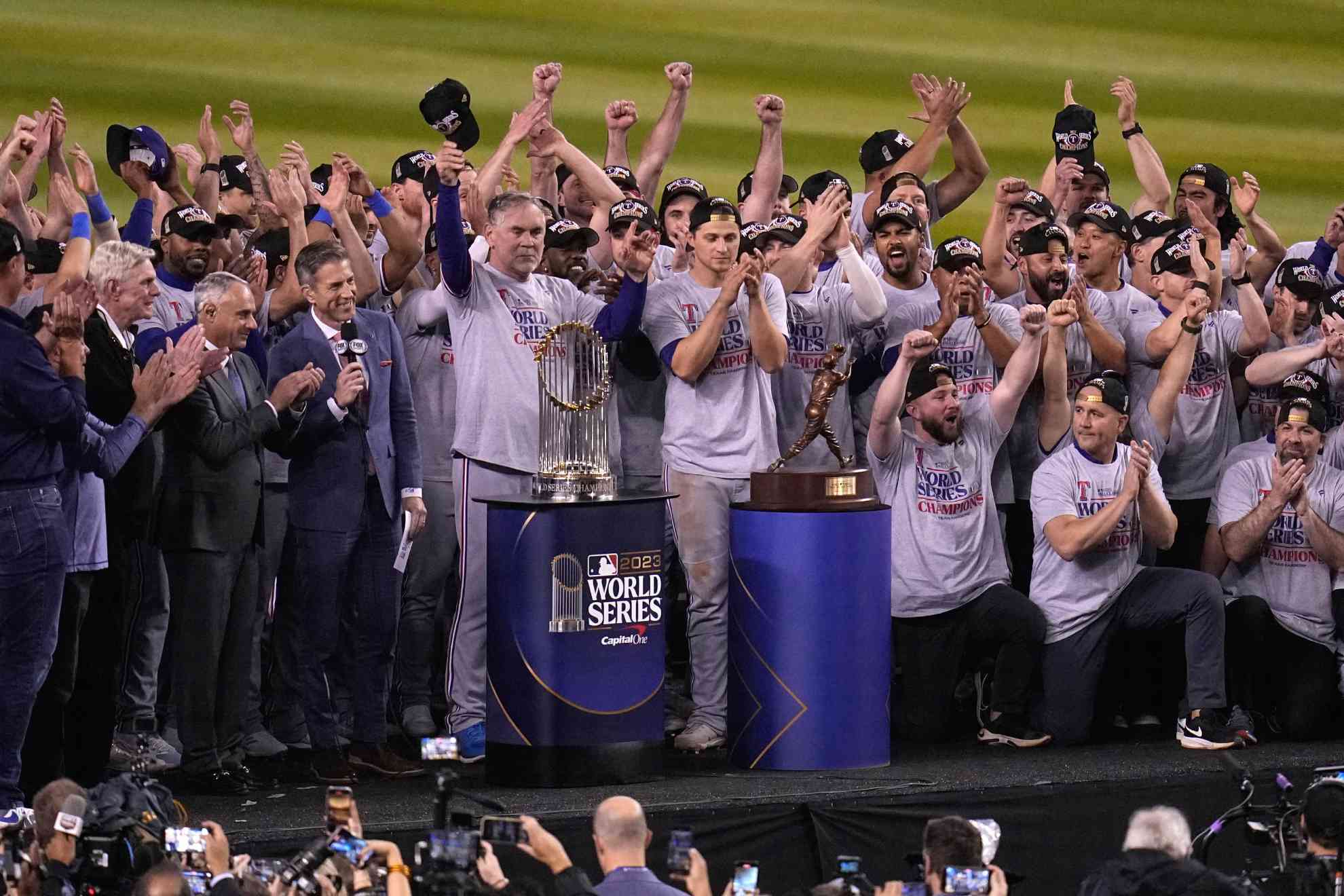 La franquicia fundada en 1961 alz� por primera vez el Trofeo del Comisionado ante el brillante trabajo de Bruce Bochy, que gan� su cuarta Serie Mundial como m�nager.