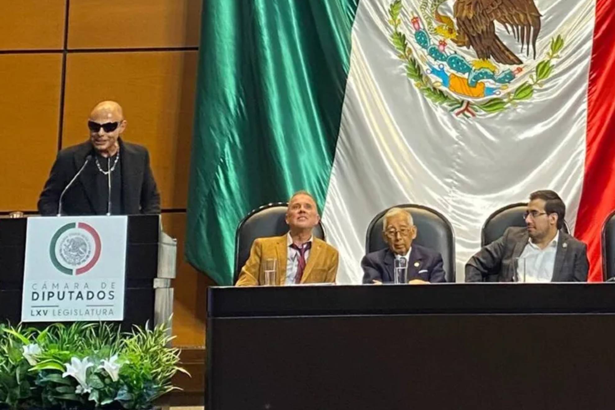 Claudio Yarto de Grupo Cal�  testifica en C�mara de Diputados a favor de Jaime Maussan: S� que existen los OVNIS
