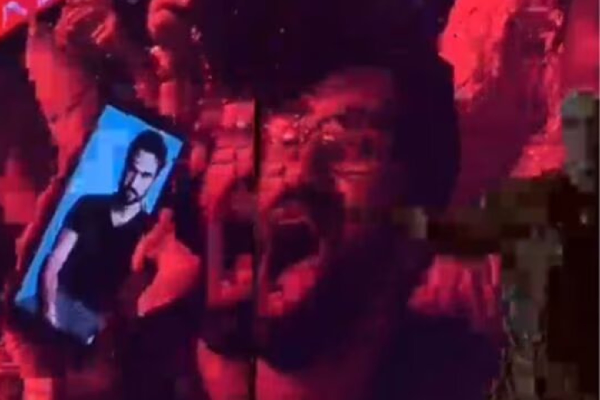 El fan fue tendencia por su beso.