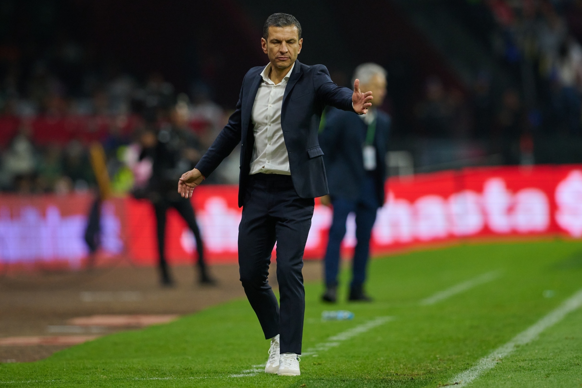 Lozano da indicaciones durante el partido ante Honduras.