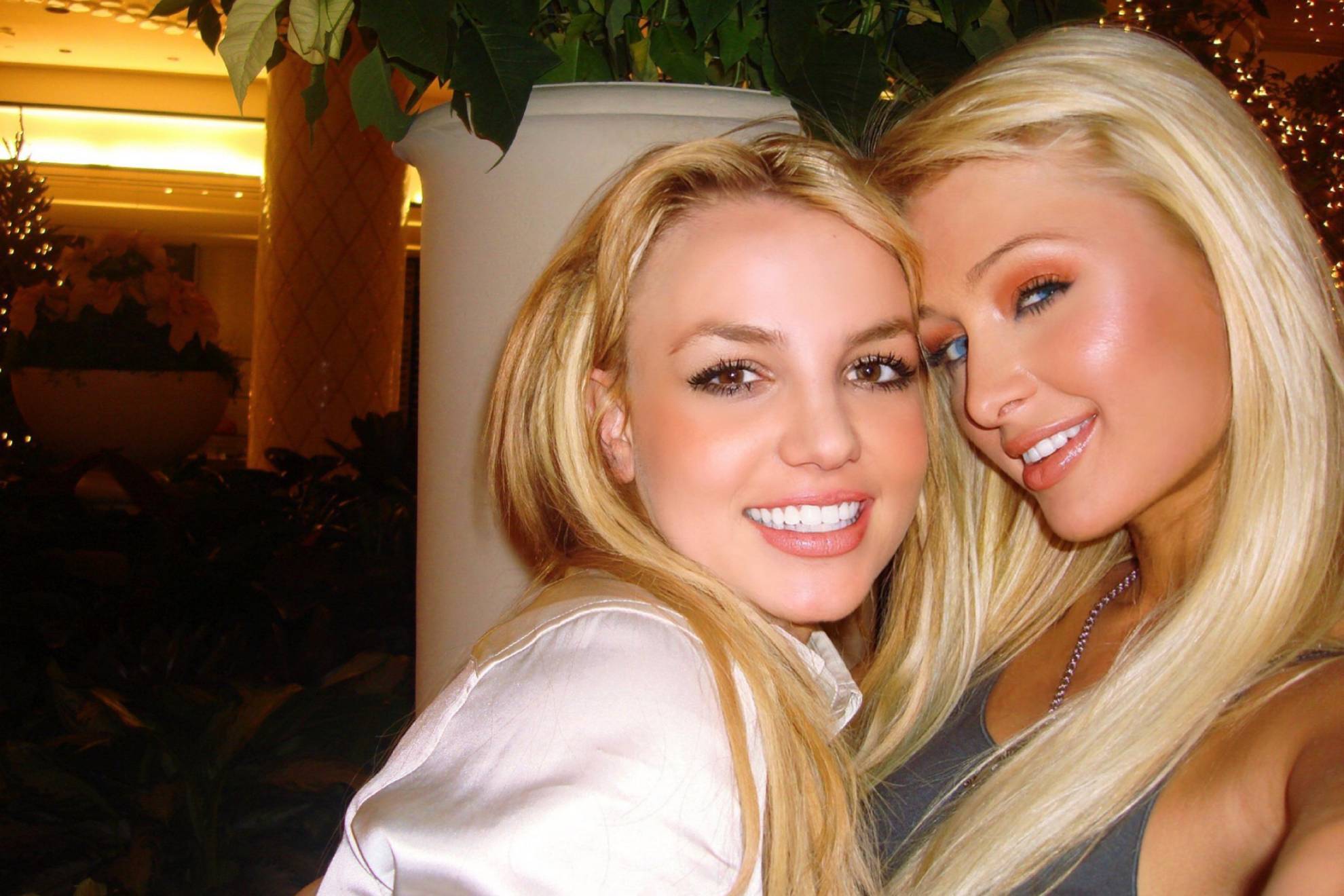 Hilton y Spears posan sonrientes para la selfie del recuerdo en 2006.