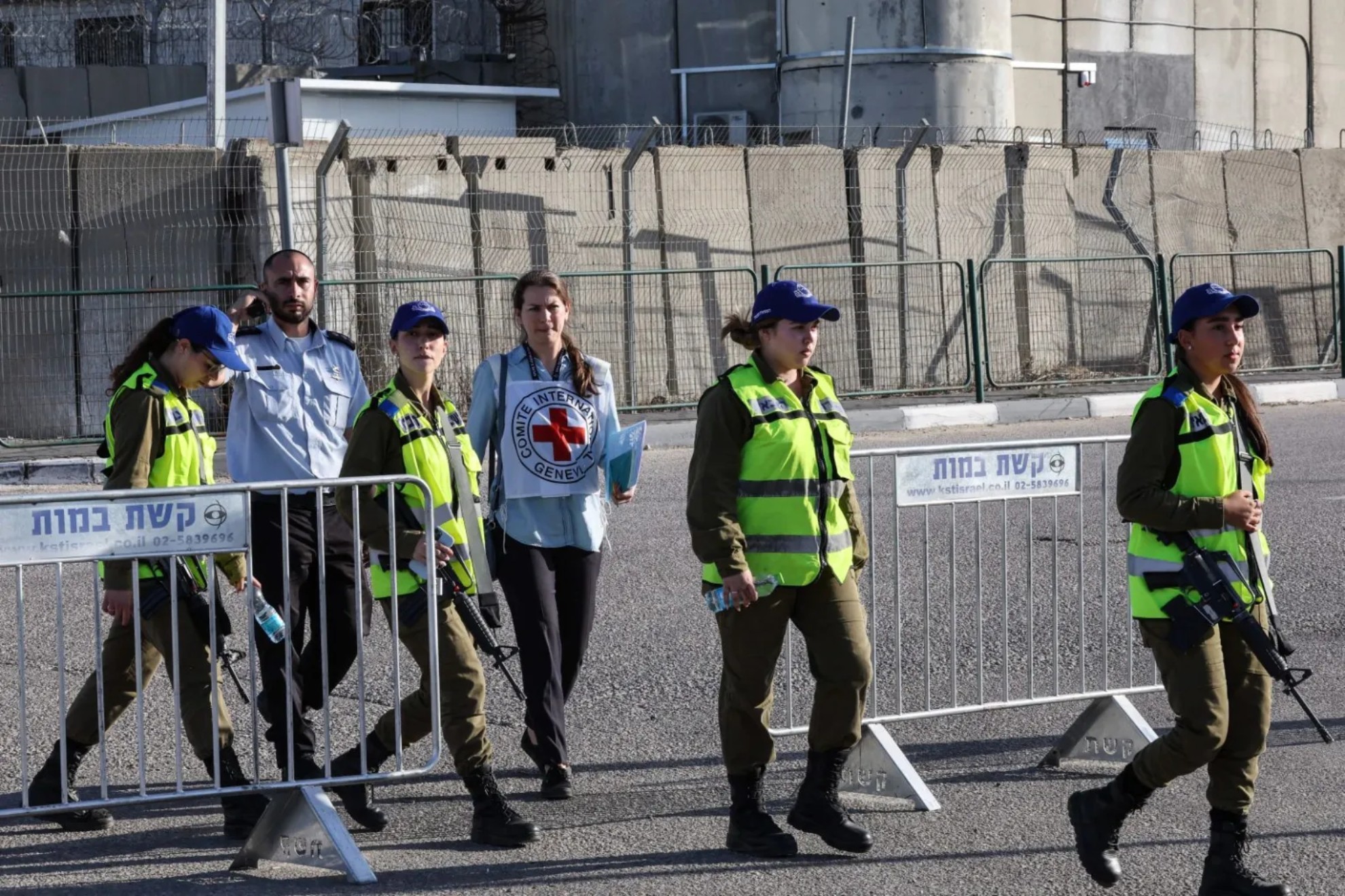 Fuerzas de seguridad israel�es y miembros de la Cruz Roja fuera del campamento militar de Ofer.