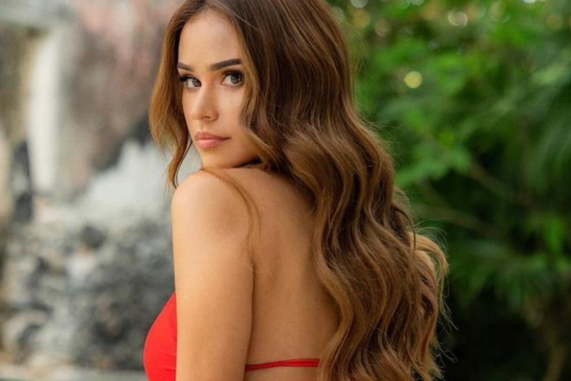 Yanet Garc�a se gusta de sus pechos con un sexy ba�ador rojo que deja a todos obnubilados