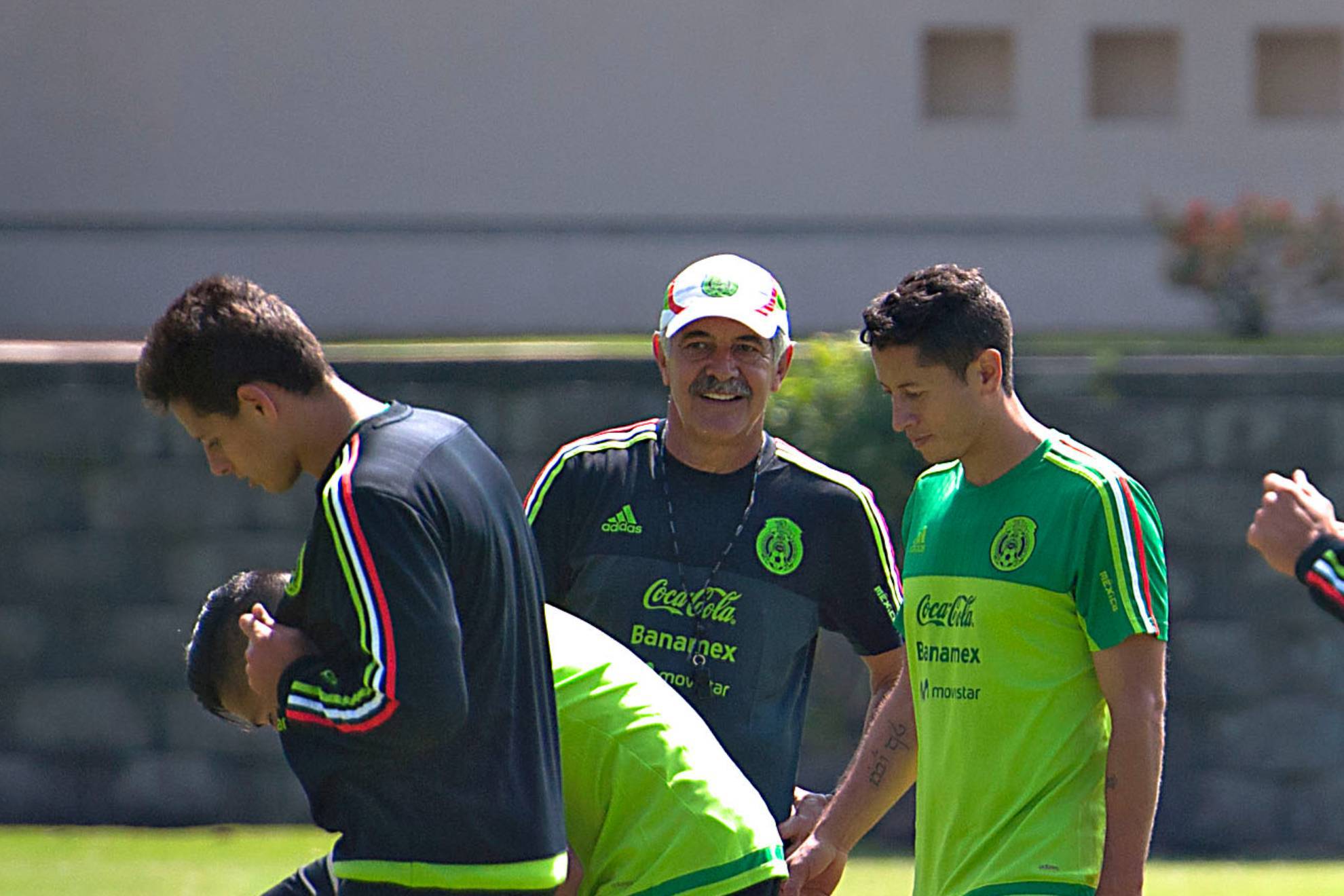 Tuca dirigiendo a Chicharito en 2015