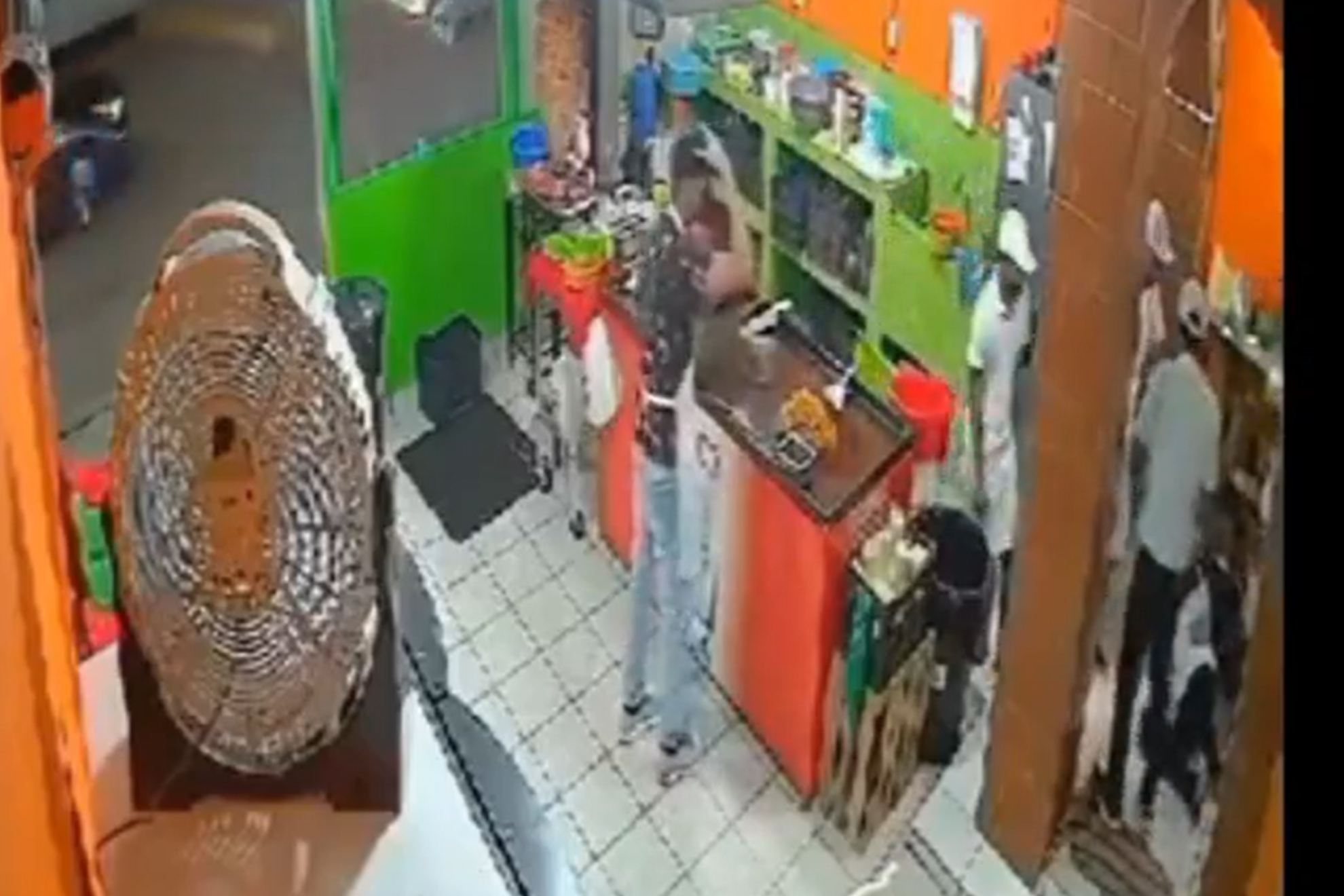 Varios empleados y clientes fueron testigos.